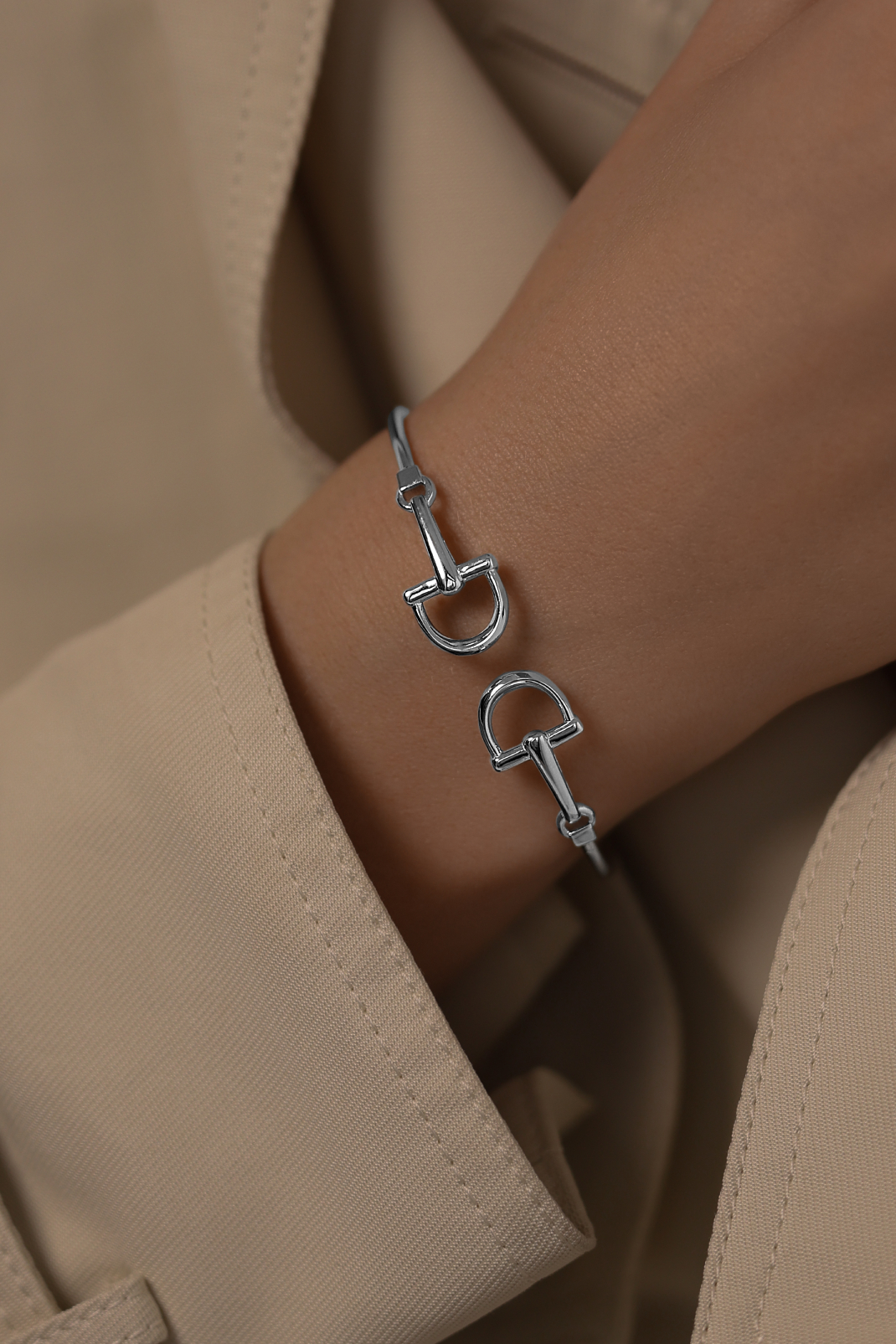 Браслеты: Каркасный браслет Этрье можно купить в ювелирном гардеробе MOMNT (Momentsilver), интернет-магазине украшений из серебра. Серебро 925, родий . Артикул 