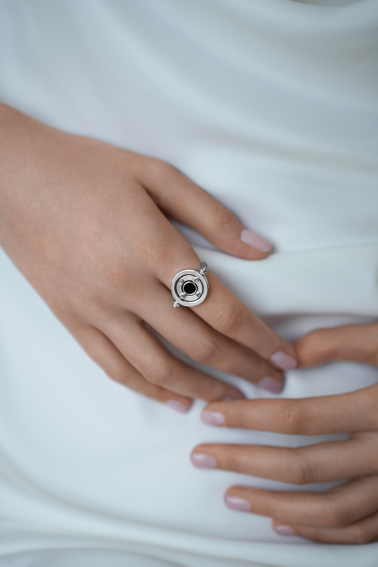 Кольца: Кольцо-маховик "Себя создают" с ониксом можно купить в ювелирном гардеробе MOMNT (Momentsilver), интернет-магазине украшений из серебра. Серебро 925, родий, вставка : оникс. Артикул 