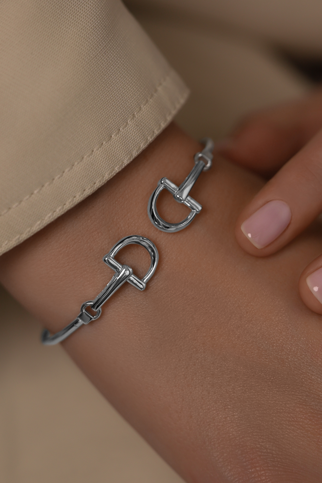 Браслеты: Каркасный браслет Этрье можно купить в ювелирном гардеробе MOMNT (Momentsilver), интернет-магазине украшений из серебра. Серебро 925, родий . Артикул 