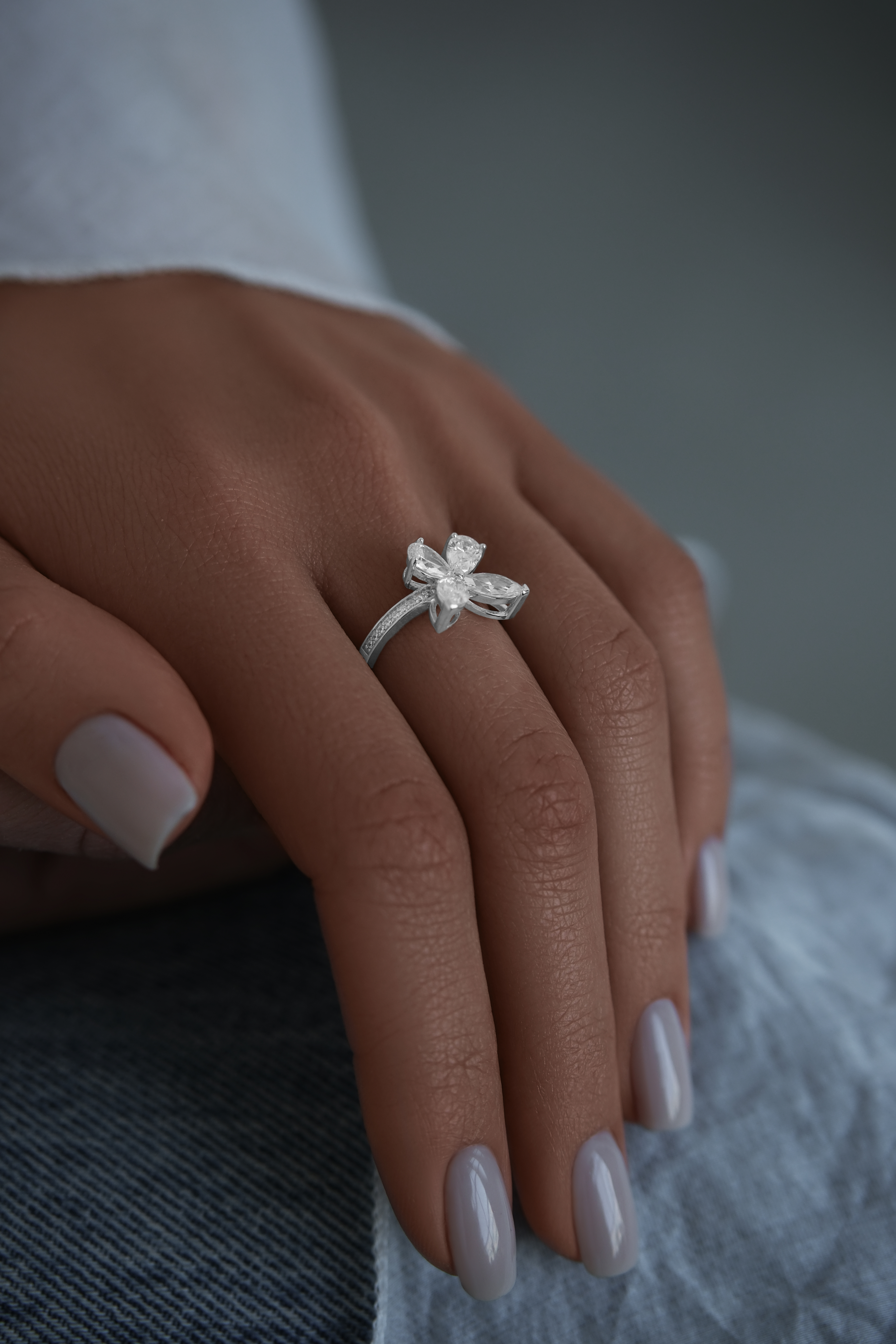 Кольца: Кольцо Бабочка можно купить в ювелирном гардеробе MOMNT (Momentsilver), интернет-магазине украшений из серебра. Серебро 925,родий. Вставки: куб.цирконий. Артикул 