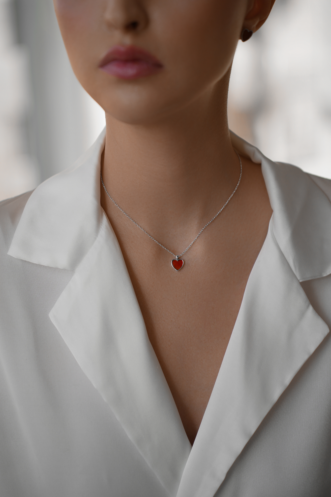 Колье: Колье Сердце с красным агатом можно купить в ювелирном гардеробе MOMNT (Momentsilver), интернет-магазине украшений из серебра. Серебро 925, родий.Вставки: агат. Артикул 