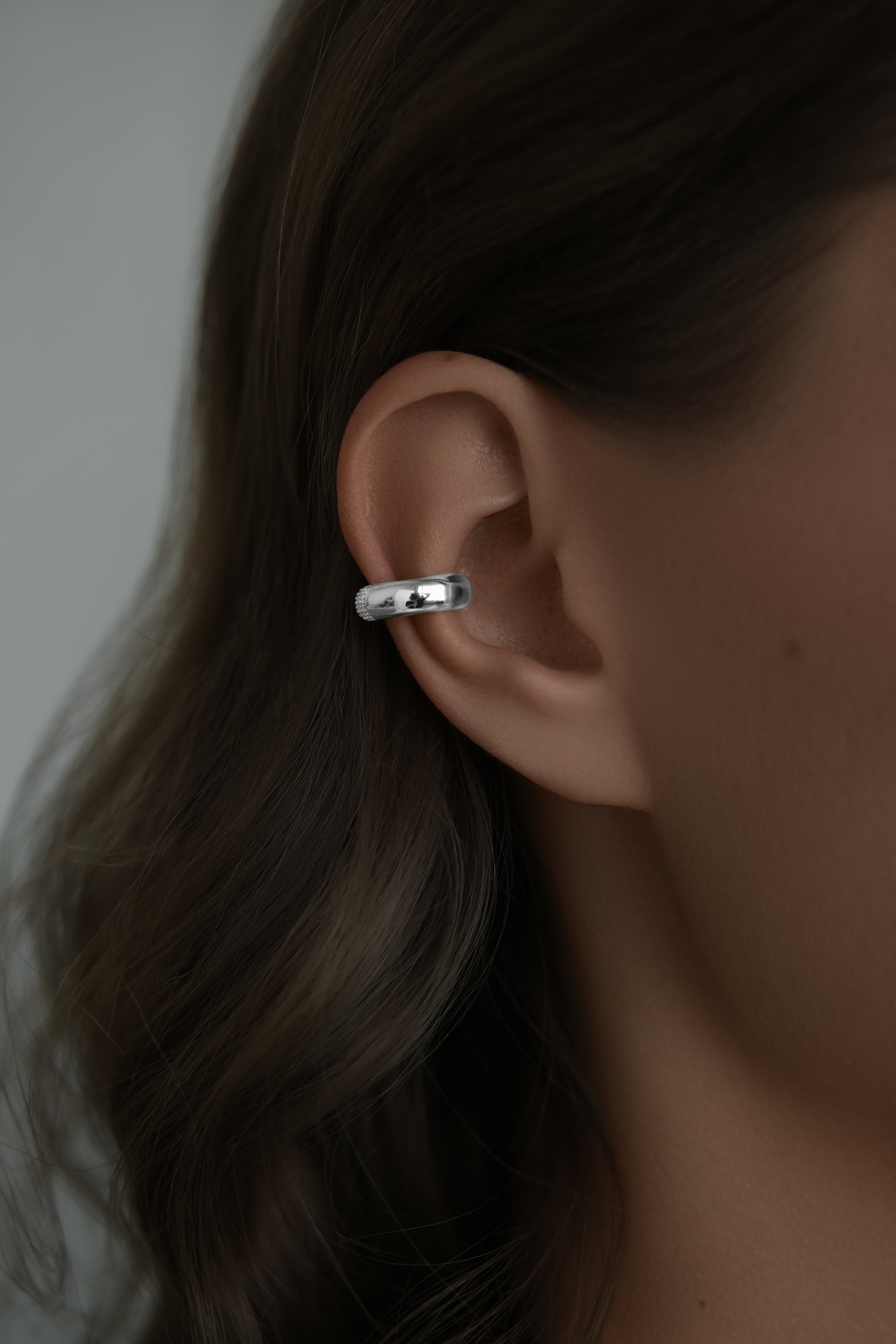 Каффы: Кафф Бублик с камнями 10 мм можно купить в ювелирном гардеробе MOMNT (Momentsilver), интернет-магазине украшений из серебра. Серебро 925, родий, вставки:куб.цирконий. Артикул 