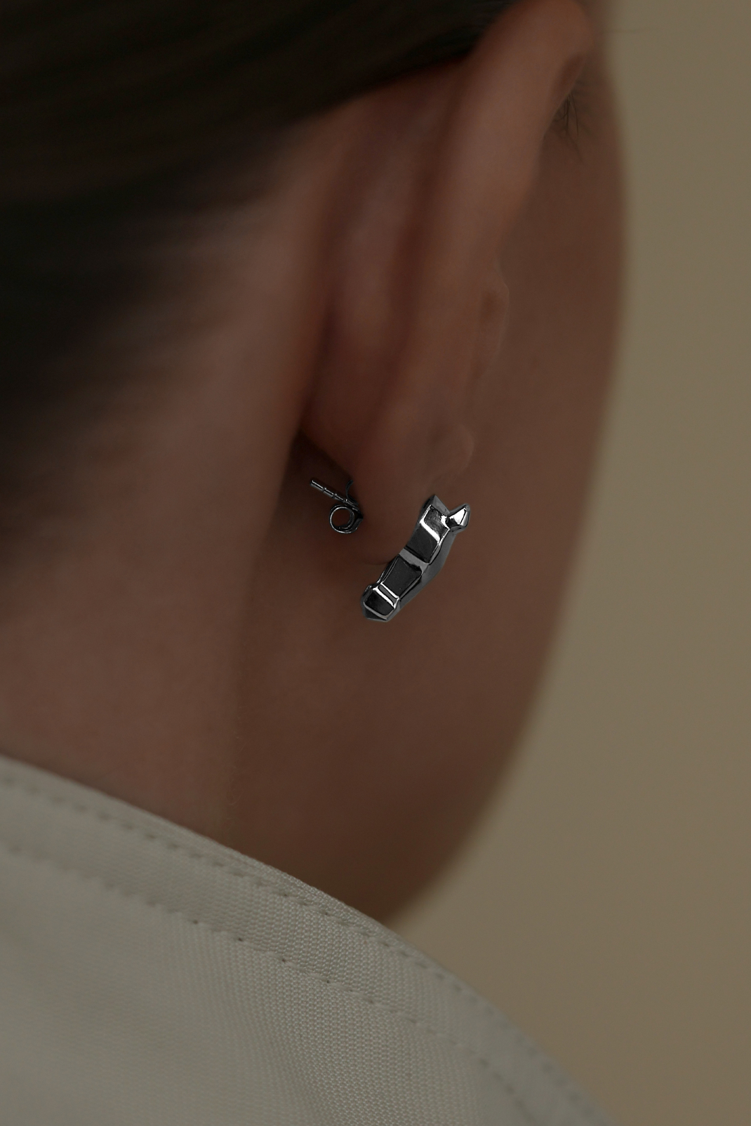 Все украшения: Серьги Cheval можно купить в ювелирном гардеробе MOMNT (Momentsilver), интернет-магазине украшений из серебра. Серебро 925, родий. Артикул 