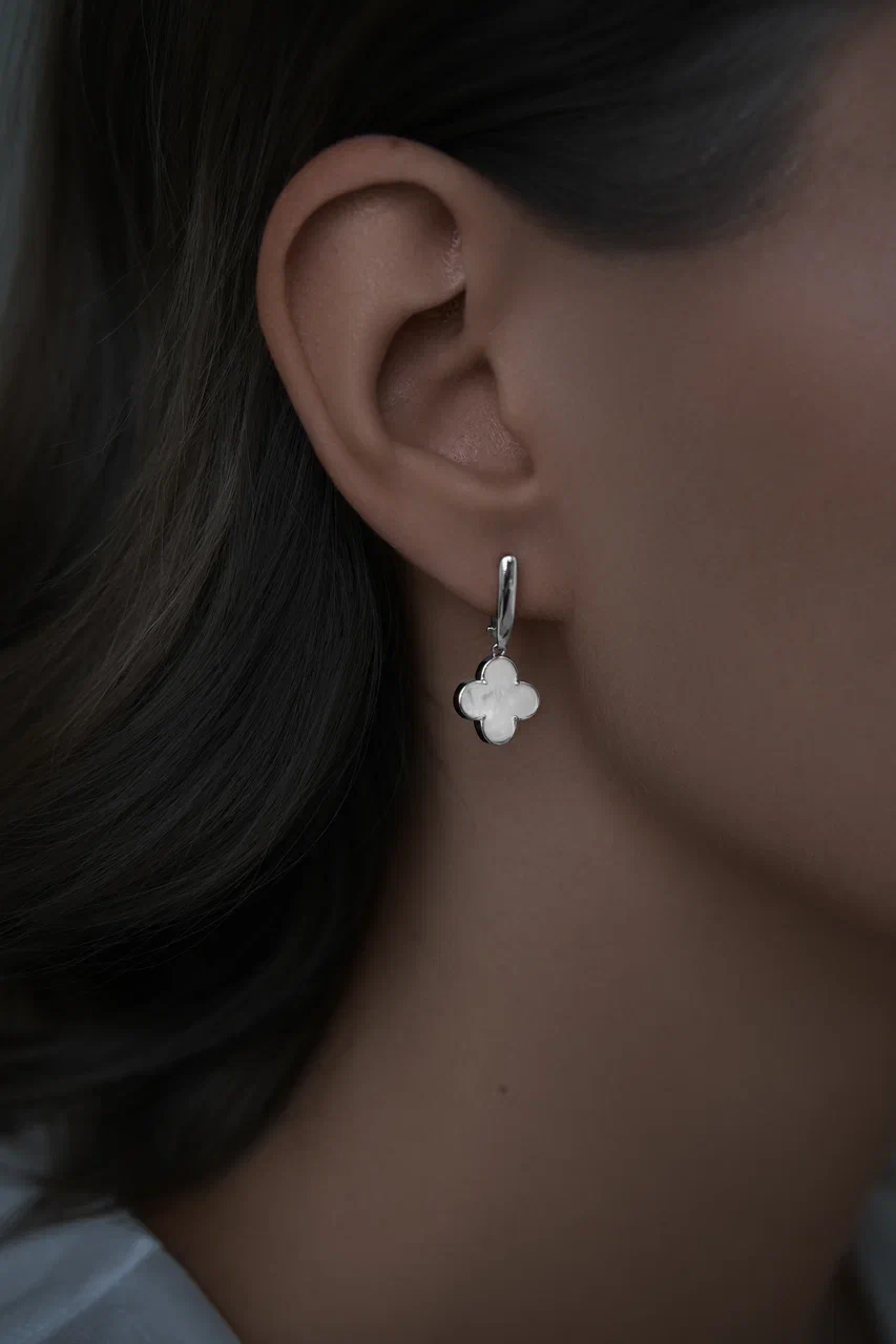 Серьги: Серьги Клевера с белым перламутром на английском замке  можно купить в ювелирном гардеробе MOMNT (Momentsilver), интернет-магазине украшений из серебра. Серебро 925, родий, вставки:перламутр. Артикул 