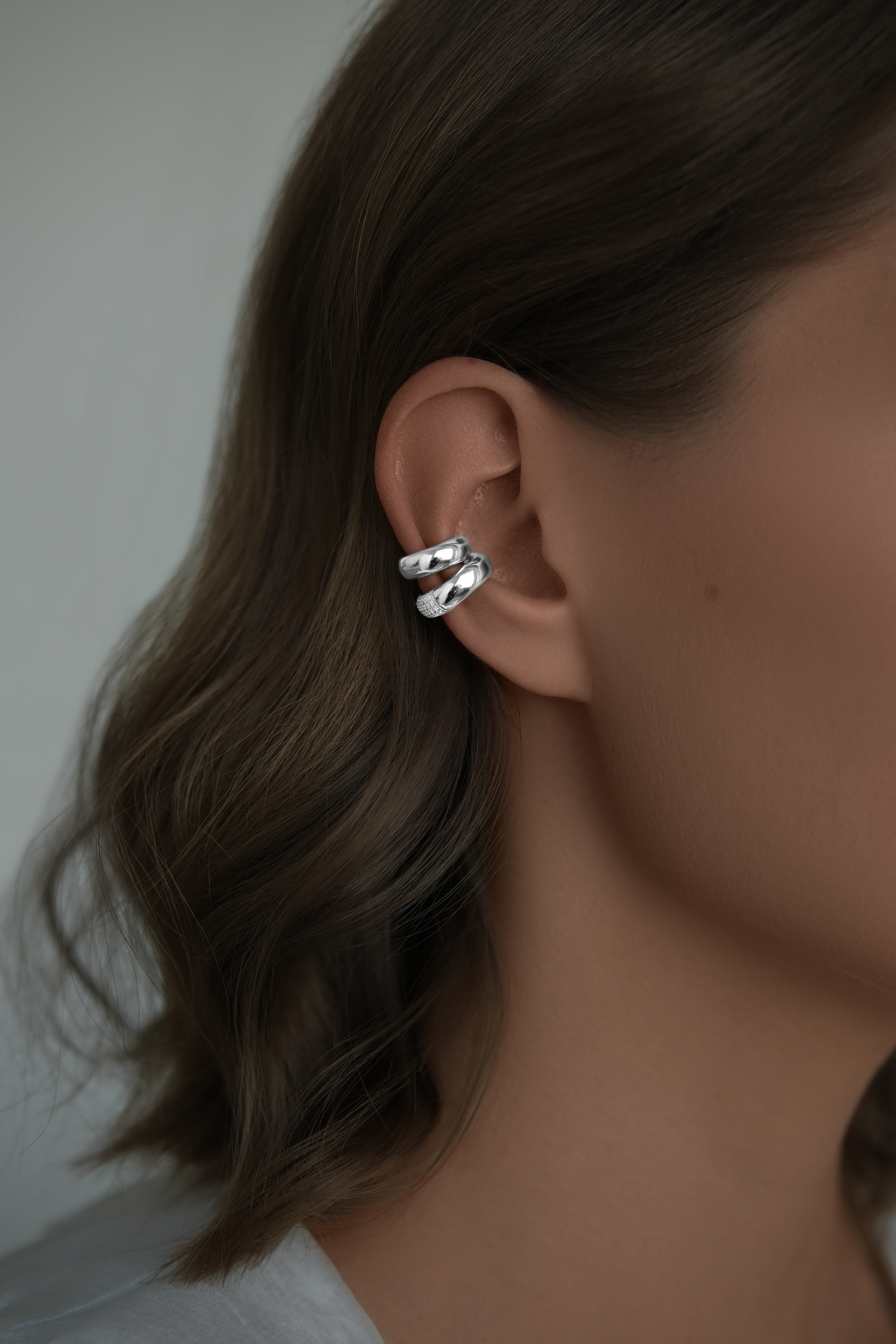 Каффы: Кафф Бублик с камнями 10 мм можно купить в ювелирном гардеробе MOMNT (Momentsilver), интернет-магазине украшений из серебра. Серебро 925, родий, вставки:куб.цирконий. Артикул 