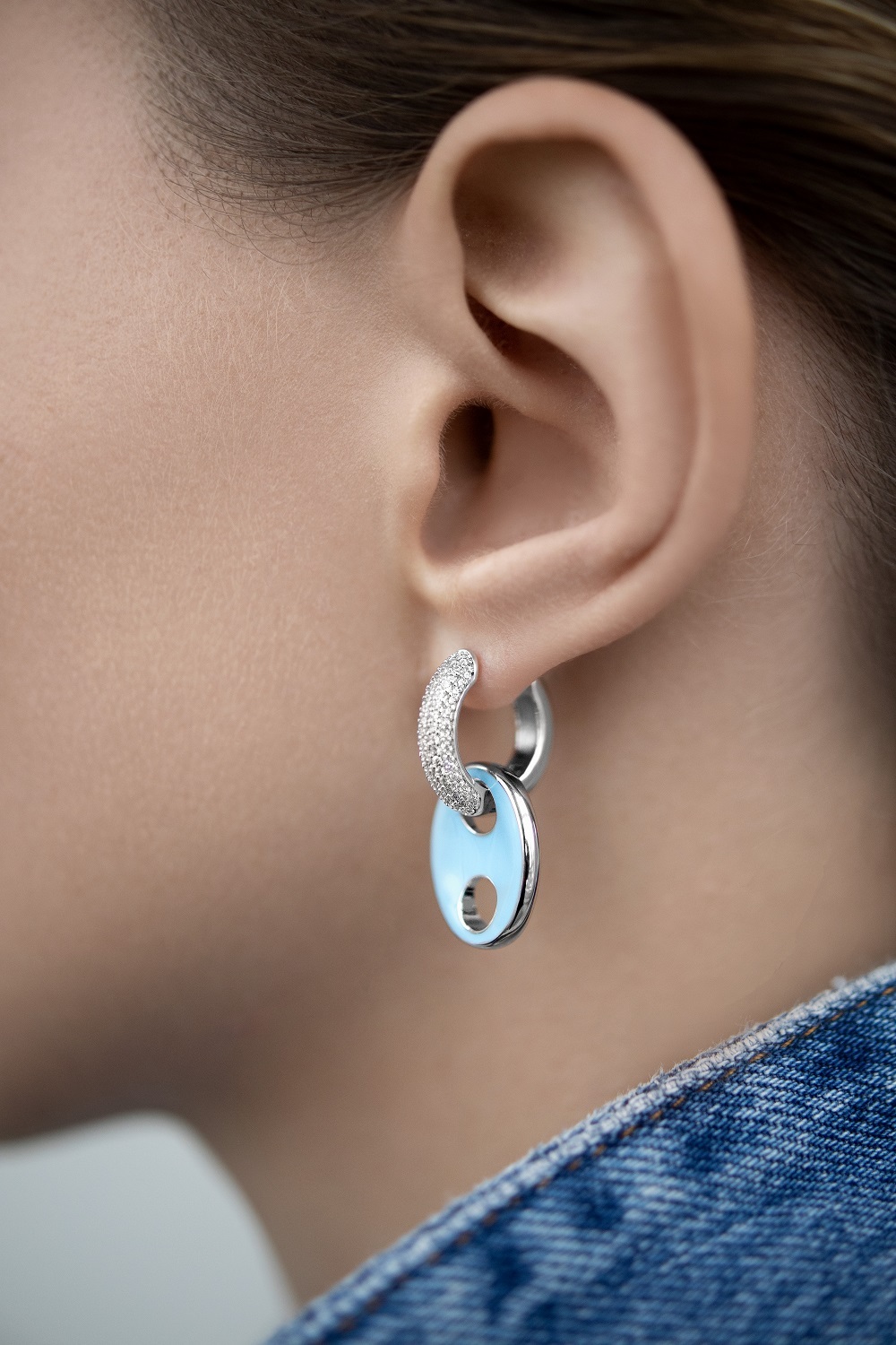 Бижутерия: Серьги-хаггисы с фианитами и голубой эмалью можно купить в ювелирном гардеробе MOMNT (Momentsilver), интернет-магазине украшений из серебра. Ювелирный сплав, родий, вставки: куб. цирконий, эмаль. Артикул 