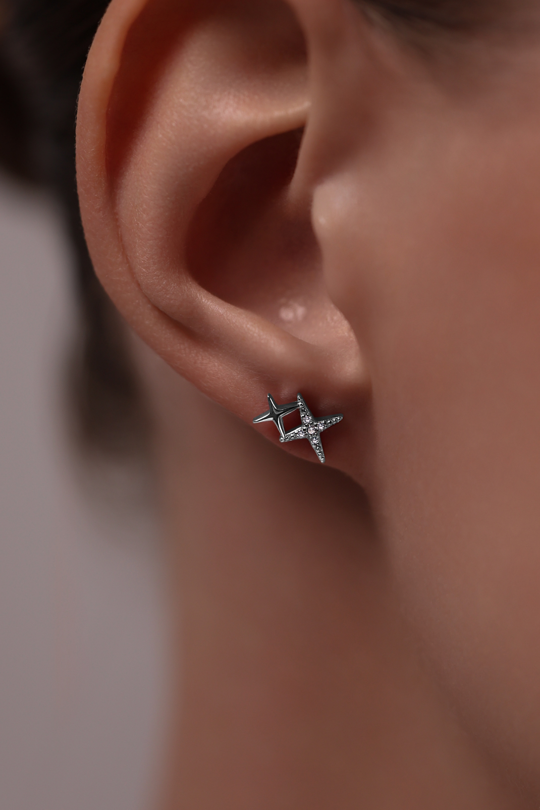 Серьги: Серьги-гвоздики Сияние можно купить в ювелирном гардеробе MOMNT (Momentsilver), интернет-магазине украшений из серебра. Серебро 925, родий, вставки:куб.цирконий. Артикул 