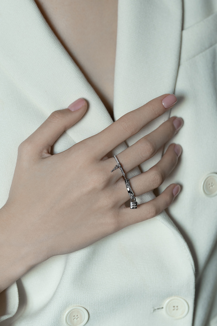 Кольца: Кольцо на два пальца с замком и ключом можно купить в ювелирном гардеробе MOMNT (Momentsilver), интернет-магазине украшений из серебра. Серебро 925, родий, вставки:куб.цирконий. Артикул 