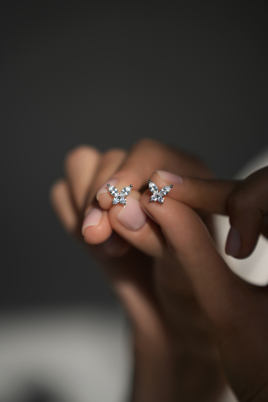 Серьги: Серьги-гвоздики Бабочки можно купить в ювелирном гардеробе MOMNT (Momentsilver), интернет-магазине украшений из серебра. Серебро 925, родий. Артикул 