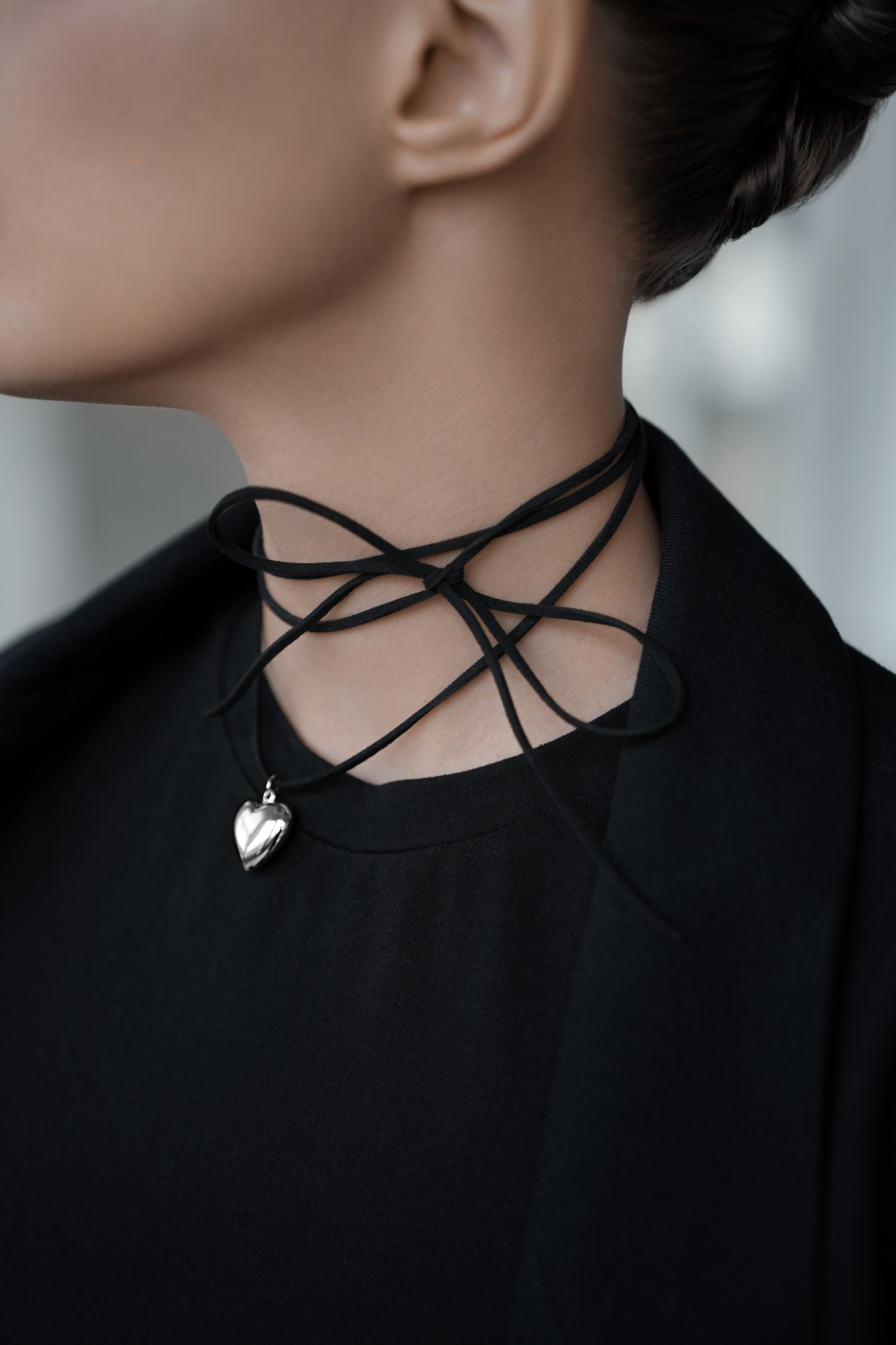 Колье: Колье Раздутые чувства на замшевом шнурке можно купить в ювелирном гардеробе MOMNT (Momentsilver), интернет-магазине украшений из серебра. Серебро 925, родий. Артикул 