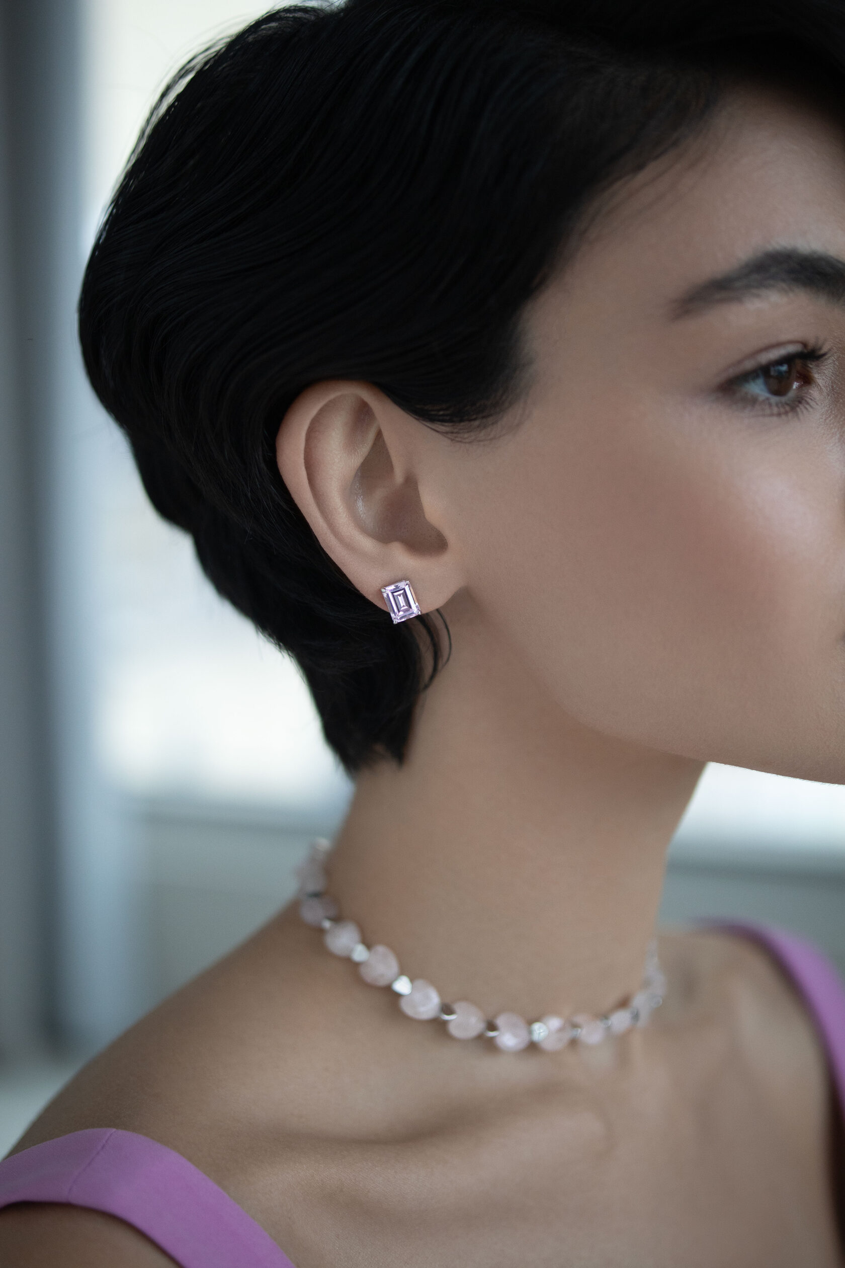 Бижутерия: Серьги-пусеты лавандовые в огранке изумруд можно купить в ювелирном гардеробе MOMNT (Momentsilver), интернет-магазине украшений из серебра. Ювелирный сплав, родий, вставки: куб. цирконий. Артикул 