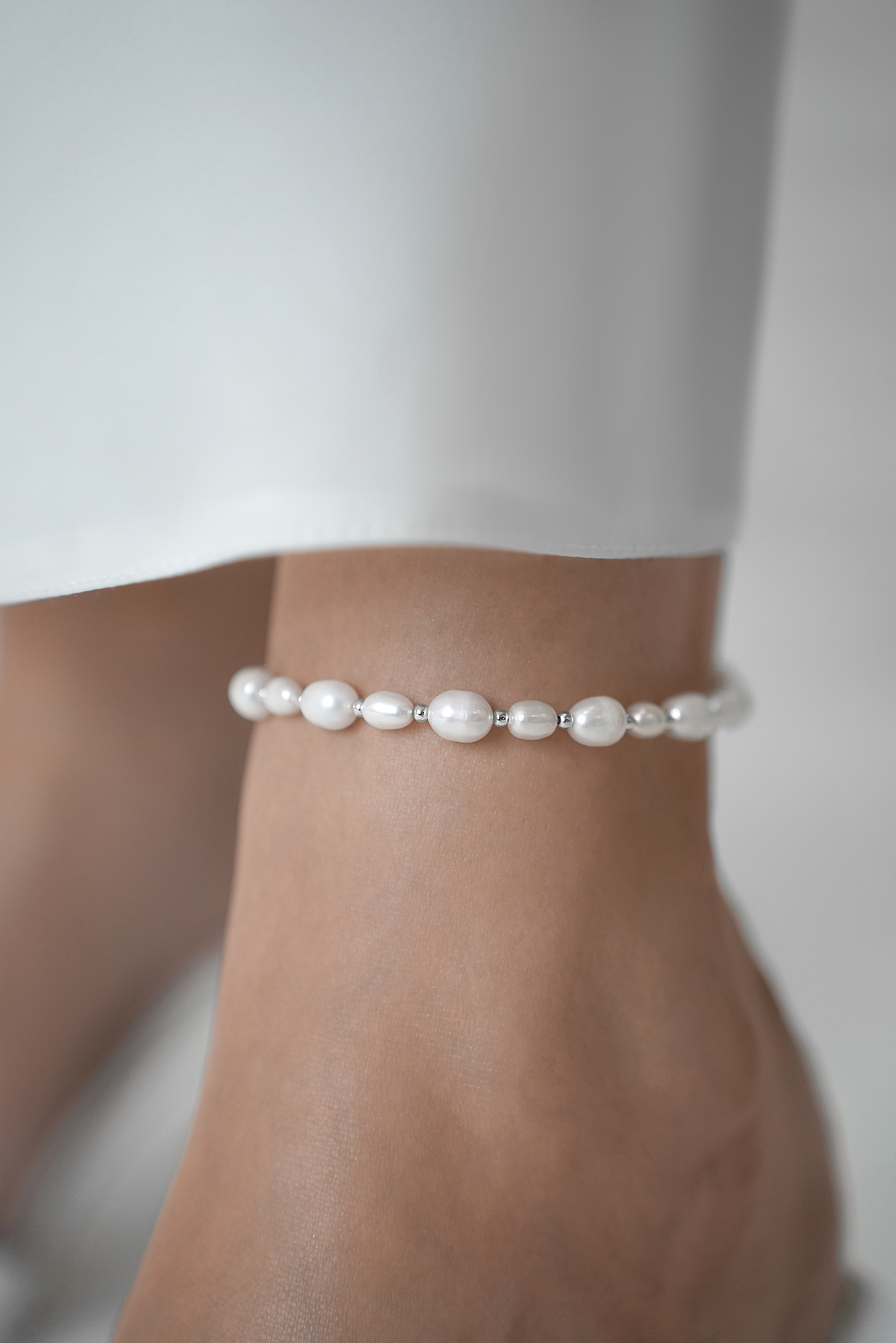 Браслеты: Браслет на ногу с крупным жемчугом и шариками можно купить в ювелирном гардеробе MOMNT (Momentsilver), интернет-магазине украшений из серебра. Серебро 925, родий, натуральный жемчуг . Артикул 