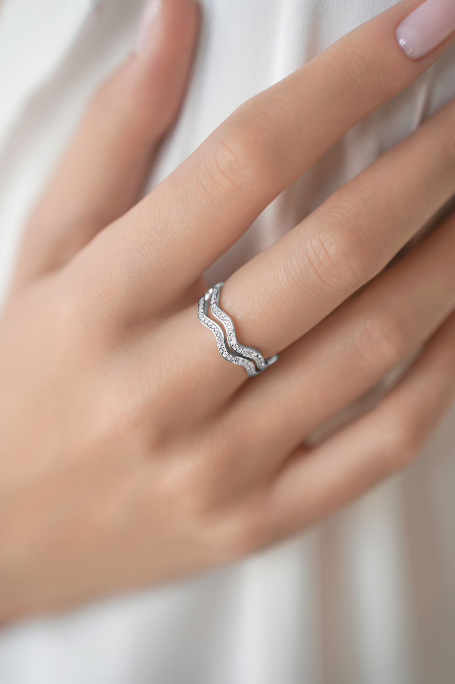 Кольца: Кольцо двойное Волны можно купить в ювелирном гардеробе MOMNT (Momentsilver), интернет-магазине украшений из серебра. Серебро 925, родий. вставки: куб.цирконий. Артикул 