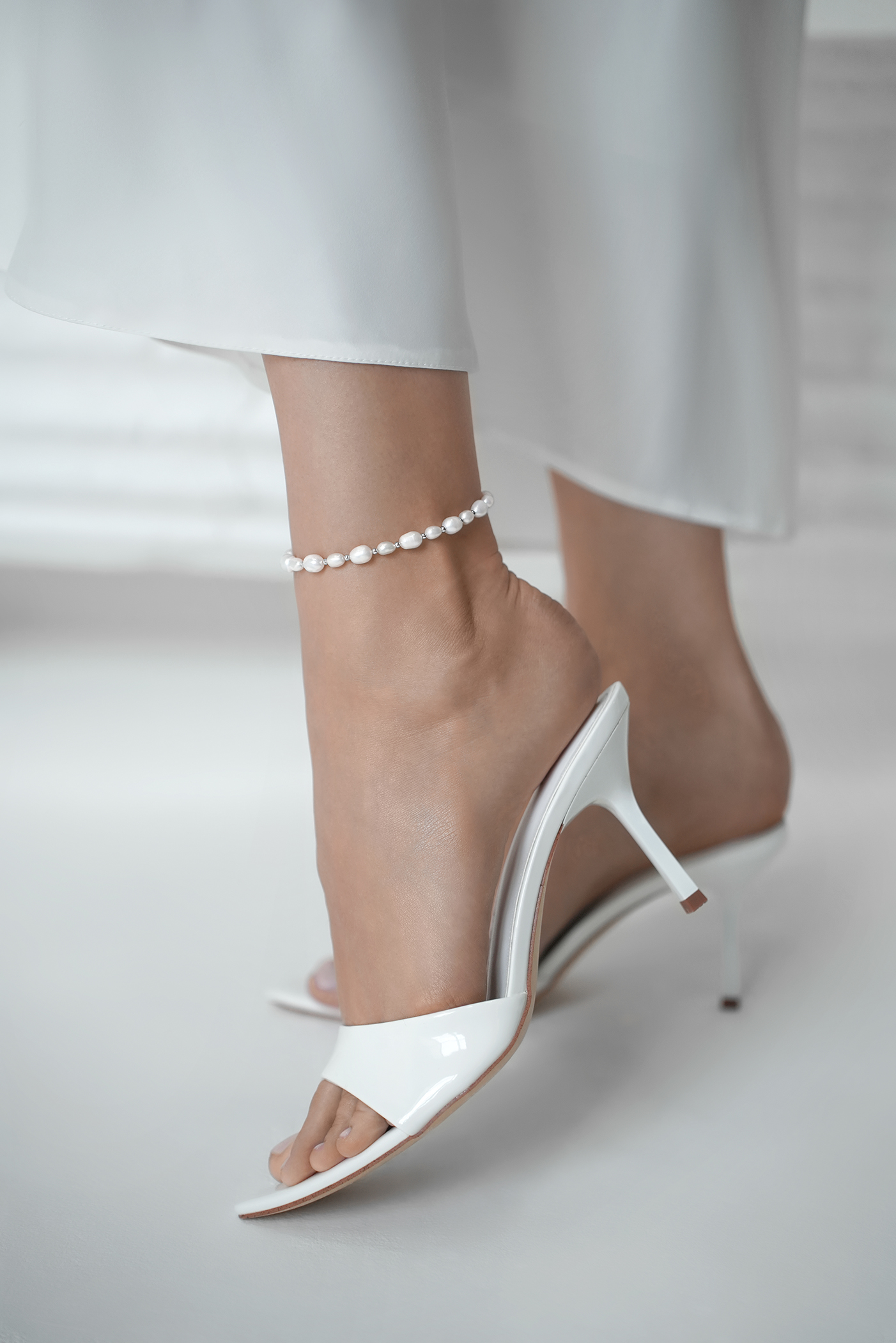 Браслеты: Браслет на ногу с крупным жемчугом и шариками можно купить в ювелирном гардеробе MOMNT (Momentsilver), интернет-магазине украшений из серебра. Серебро 925, родий, натуральный жемчуг . Артикул 