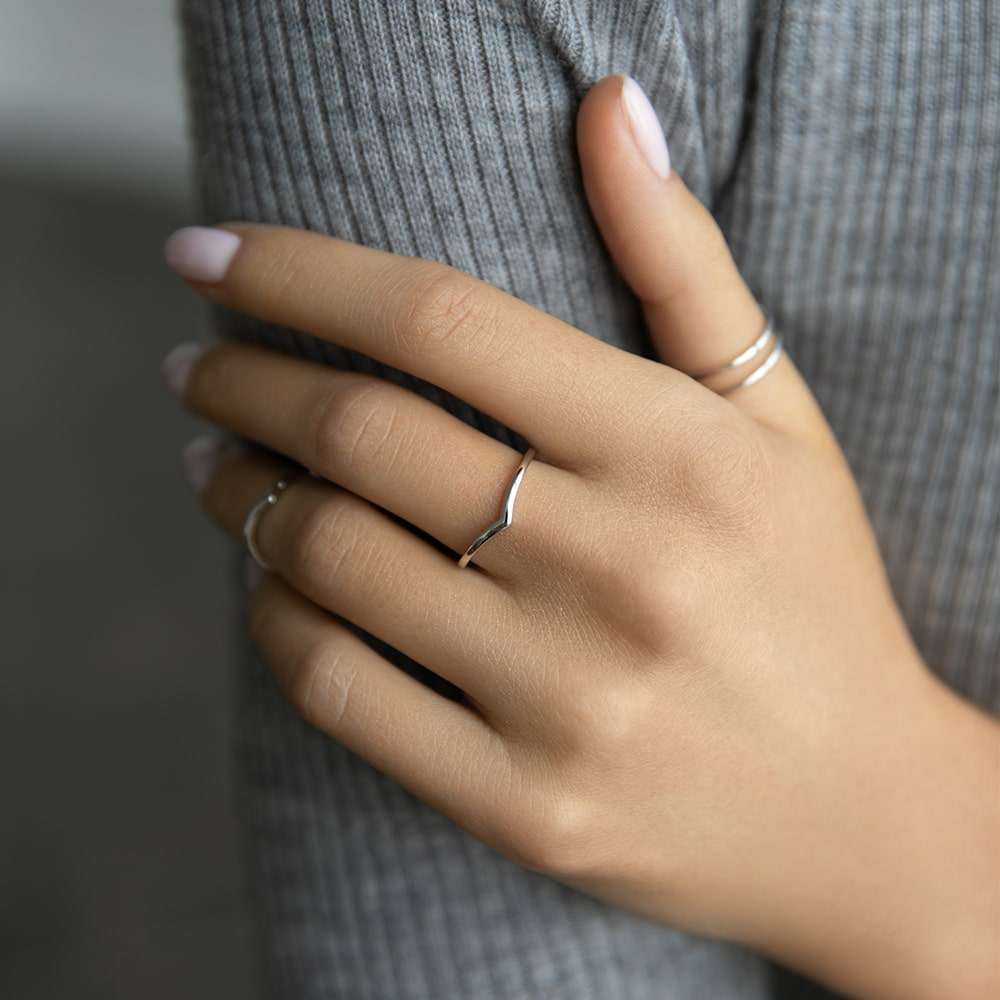 Кольца: Кольцо V без камней можно купить в ювелирном гардеробе MOMNT (Momentsilver), интернет-магазине украшений из серебра. Серебро 925, родий. Артикул 