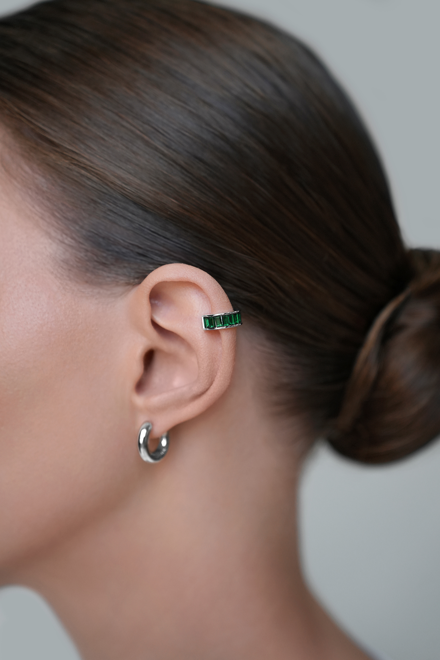 Каффы: Кафф с изумрудными багетами можно купить в ювелирном гардеробе MOMNT (Momentsilver), интернет-магазине украшений из серебра. Серебро 925, родий, вставки: куб. цирконий . Артикул 