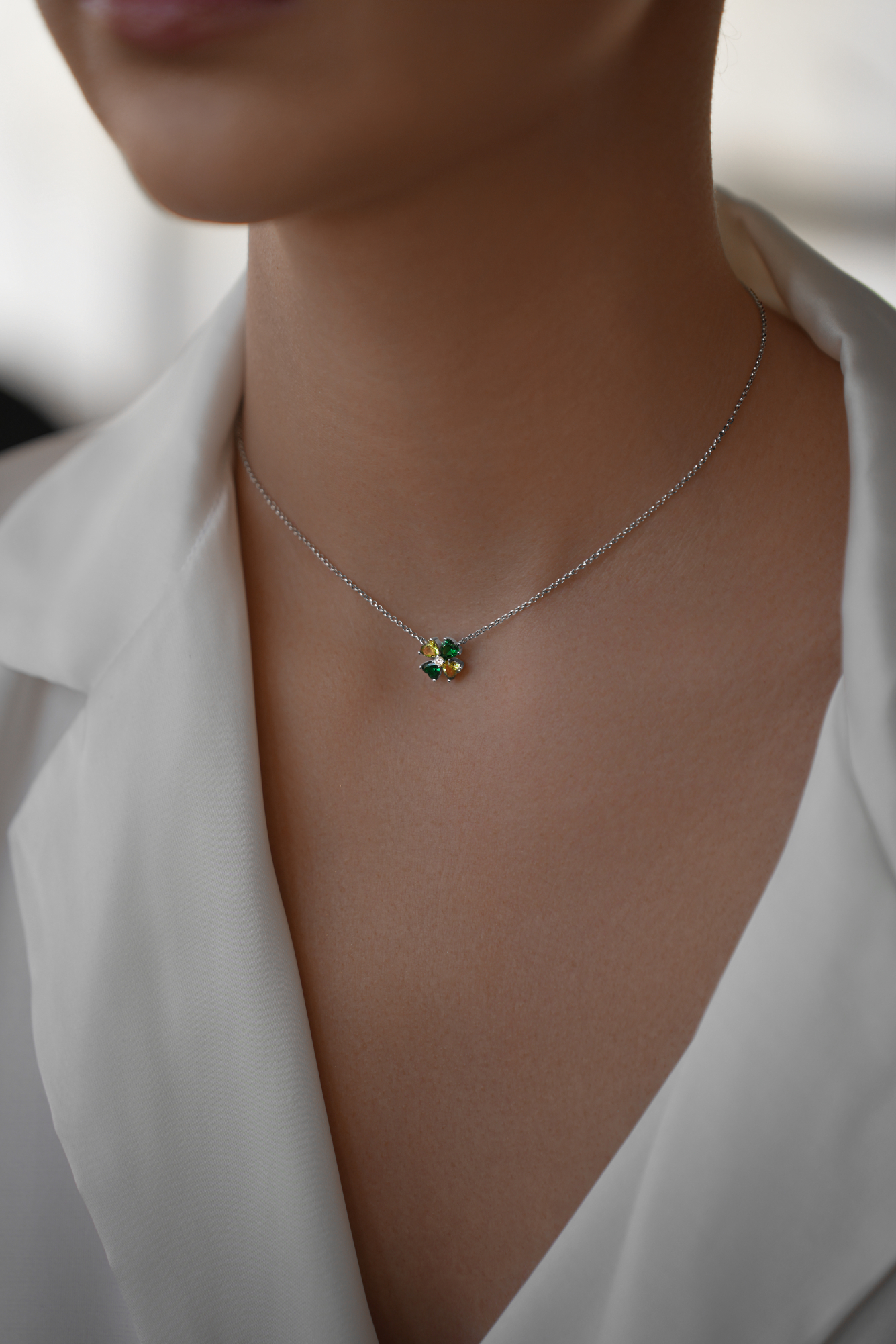 Колье: Колье Изумрудный клевер можно купить в ювелирном гардеробе MOMNT (Momentsilver), интернет-магазине украшений из серебра. Серебро 925, родий. . Артикул 