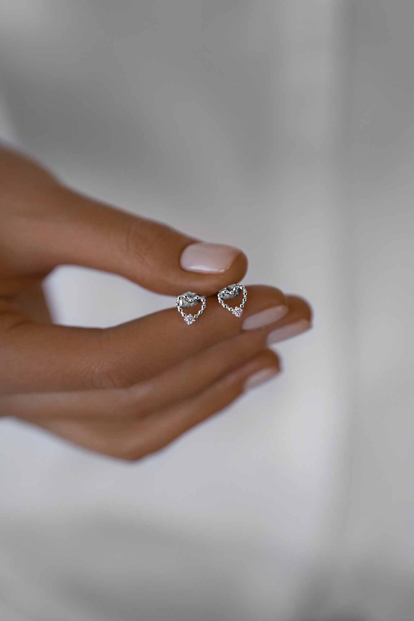 Серьги: Серьги-гвоздики Крошечное сердце можно купить в ювелирном гардеробе MOMNT (Momentsilver), интернет-магазине украшений из серебра. Серебро 925, родий											. Артикул 