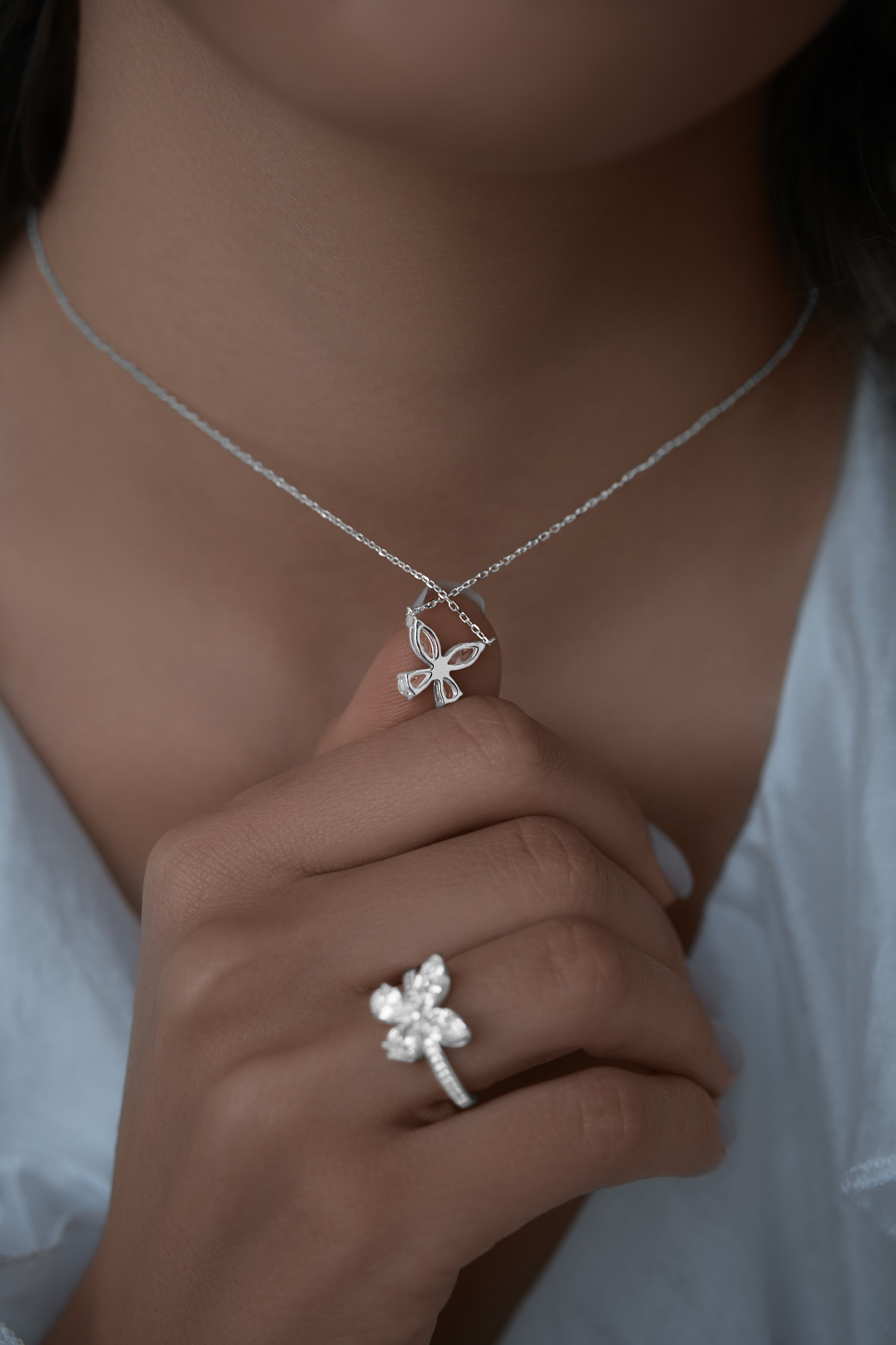 Колье: Колье Бабочка 37 см можно купить в ювелирном гардеробе MOMNT (Momentsilver), интернет-магазине украшений из серебра. Серебро 925, родий. Вставки: куб.цирконий. Артикул 