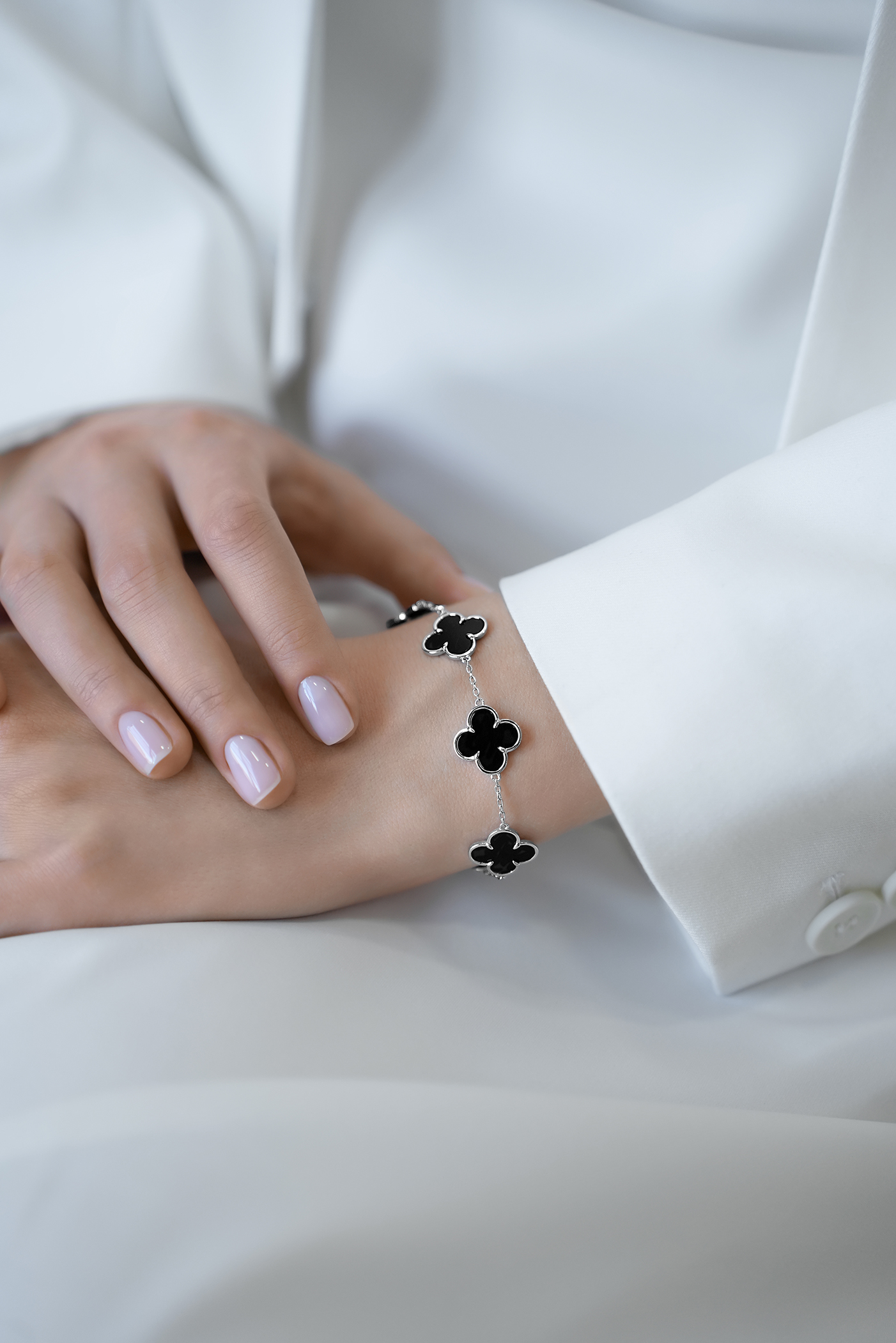 Браслеты: Браслет с клеверами из оникса можно купить в ювелирном гардеробе MOMNT (Momentsilver), интернет-магазине украшений из серебра. Серебро 925, родий, оникс. Артикул 