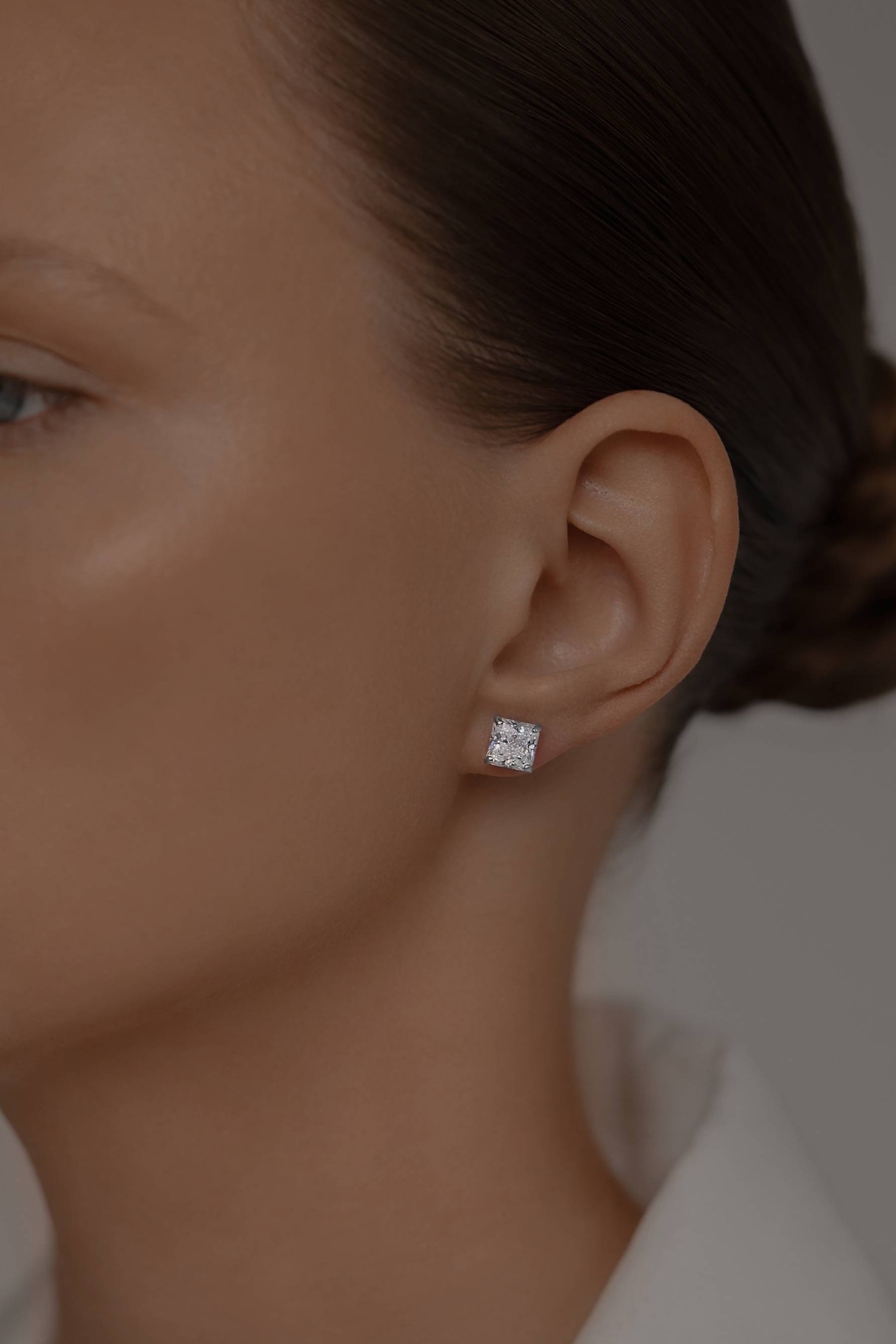 Серьги: Серьги-гвоздики, имитирующие бриллианты в огранке Принцесса можно купить в ювелирном гардеробе MOMNT (Momentsilver), интернет-магазине украшений из серебра. Серебро 925, родий. Артикул 