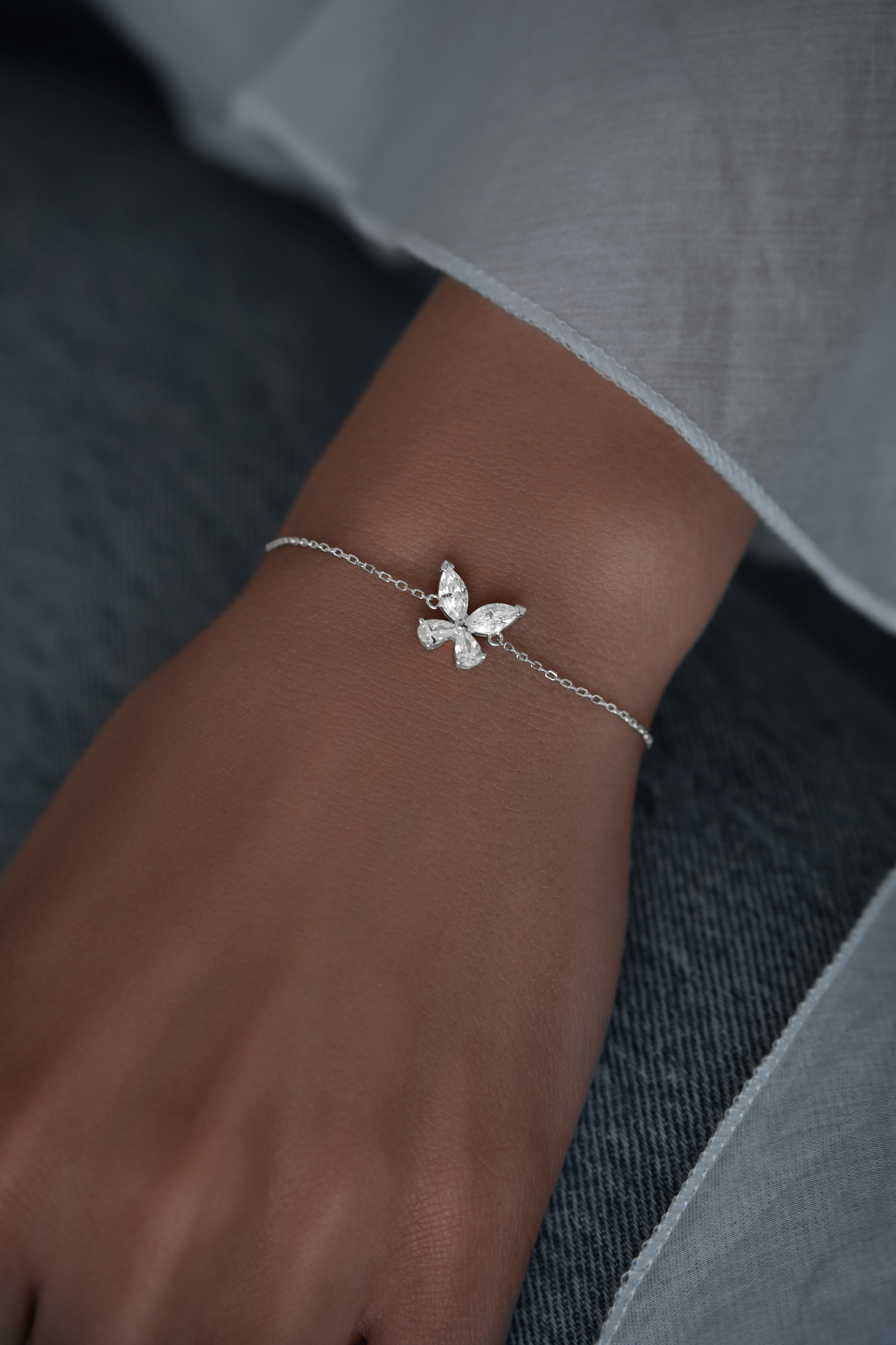 Браслеты: Браслет Бабочка  можно купить в ювелирном гардеробе MOMNT (Momentsilver), интернет-магазине украшений из серебра. Серебро 925, родий. Вставки: куб.цирконий. Артикул 