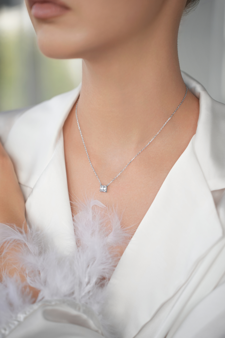 Колье: Колье в огранке "Принцесса" в "ямочку" между ключиц можно купить в ювелирном гардеробе MOMNT (Momentsilver), интернет-магазине украшений из серебра. Серебро 925, родий, фианит . Артикул 
