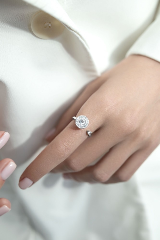 Бижутерия: Кольцо-антистресс можно купить в ювелирном гардеробе MOMNT (Momentsilver), интернет-магазине украшений из серебра. Ювелирный сплав, родий, вставки: куб. цирконий. Артикул 