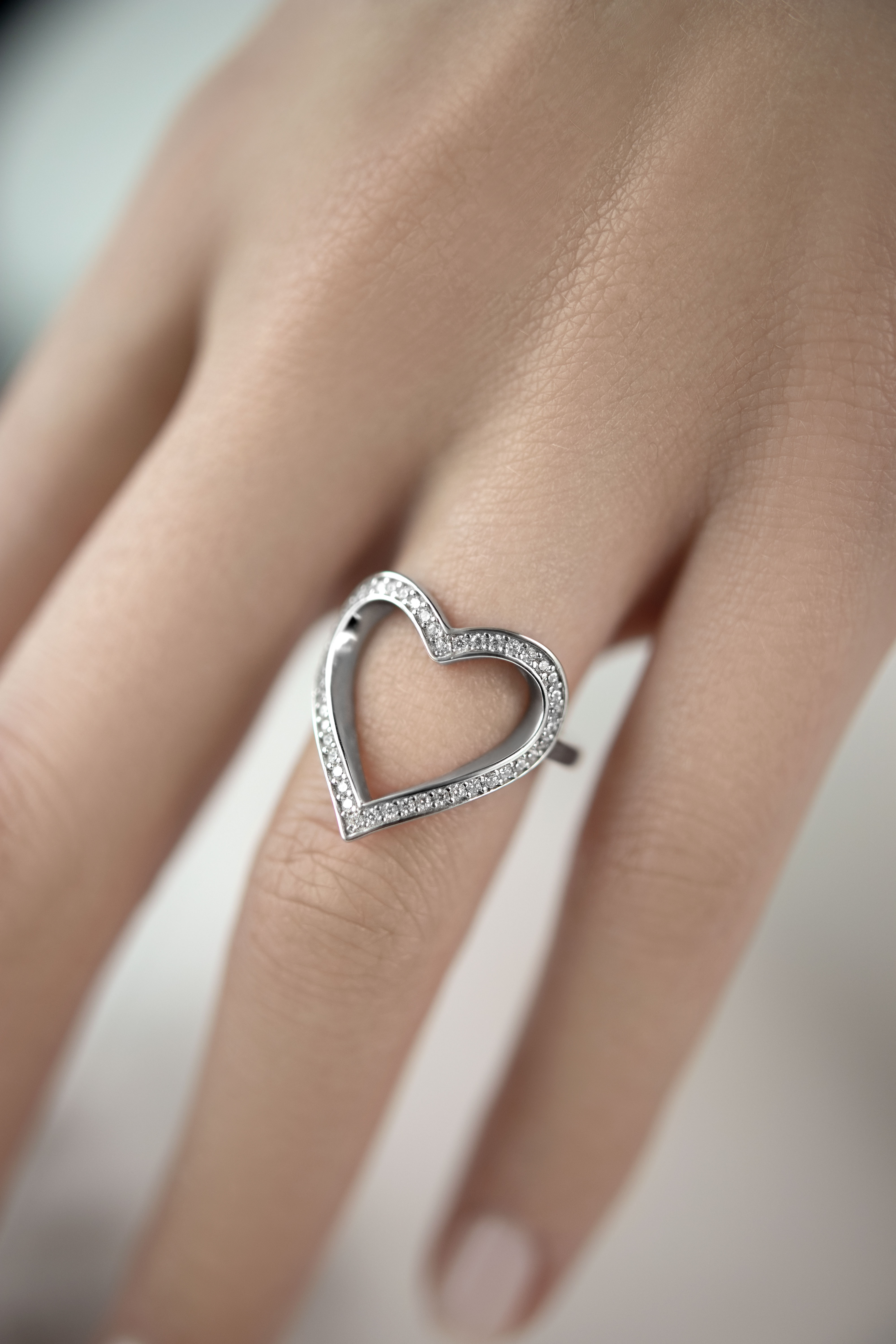 Кольца: Кольцо в виде контура сердца можно купить в ювелирном гардеробе MOMNT (Momentsilver), интернет-магазине украшений из серебра. Серебро 925, родий, вставки:куб.цирконий. Артикул 