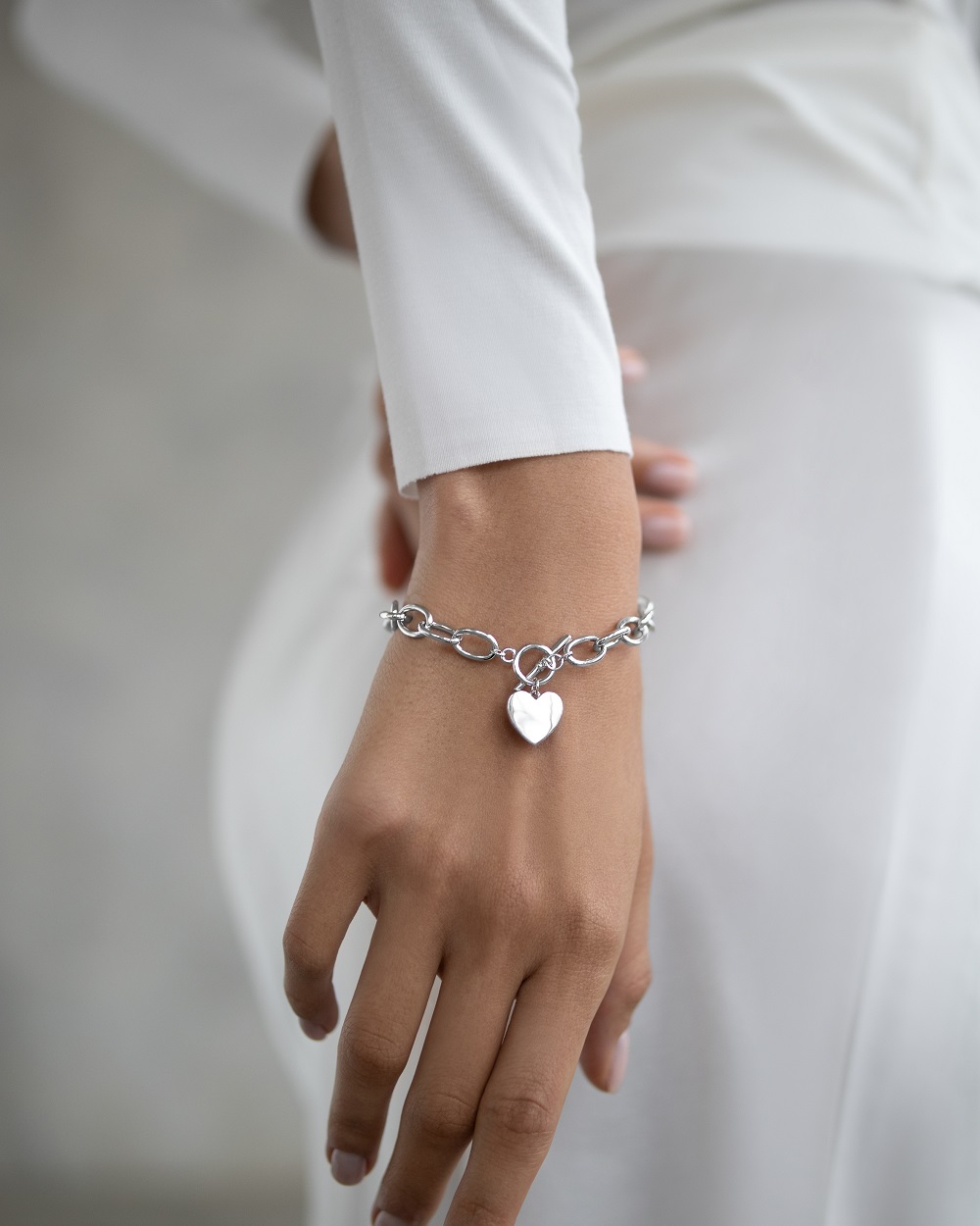 Браслеты: Массивный браслет с сердцем можно купить в ювелирном гардеробе MOMNT (Momentsilver), интернет-магазине украшений из серебра. Серебро 925, родий. Артикул 