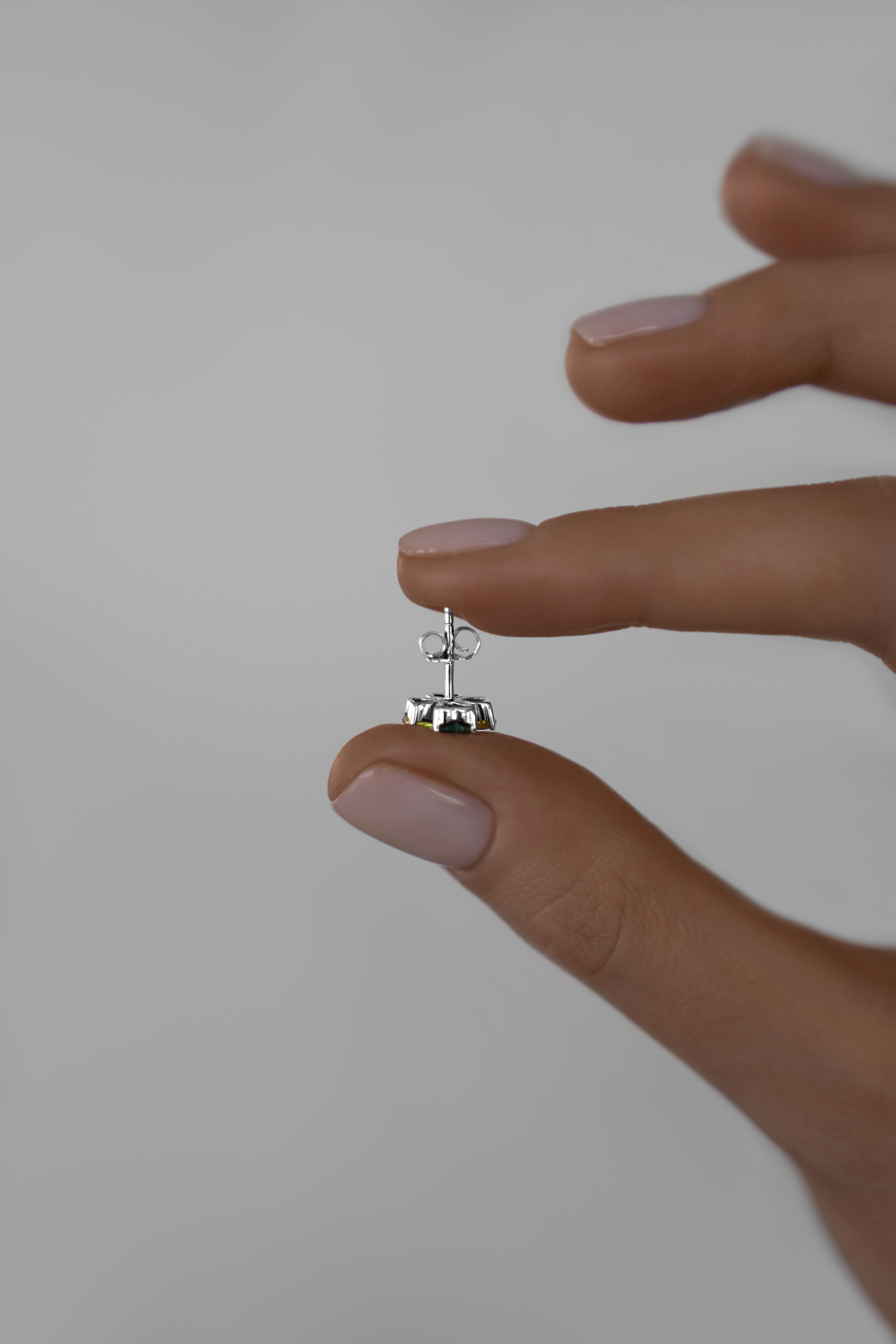 Серьги: Серьги-гвоздики Изумрудный клевер можно купить в ювелирном гардеробе MOMNT (Momentsilver), интернет-магазине украшений из серебра. Серебро 925, родий. Артикул 