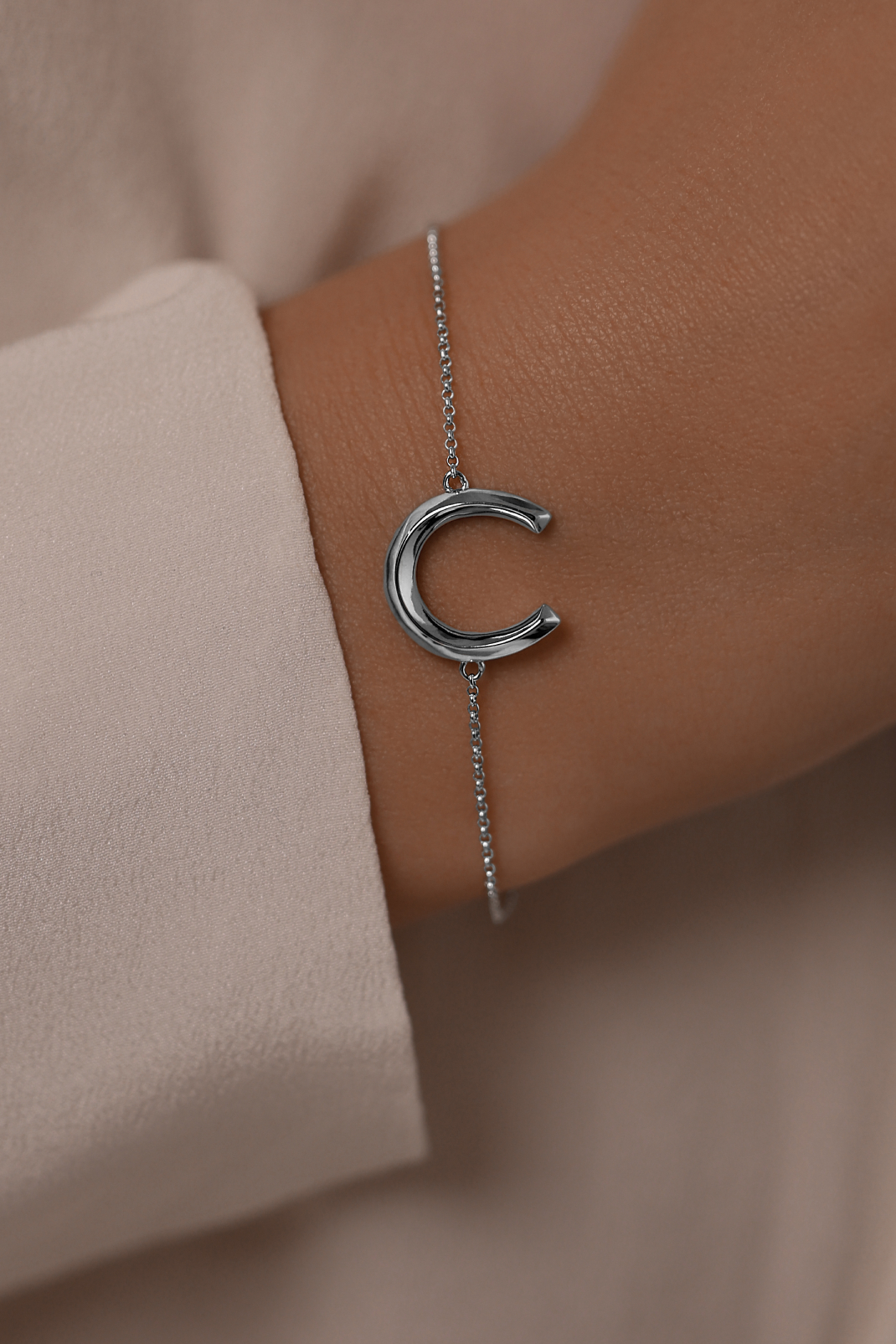 Браслеты: Браслет Подкова можно купить в ювелирном гардеробе MOMNT (Momentsilver), интернет-магазине украшений из серебра. Серебро 925, родий.. Артикул 