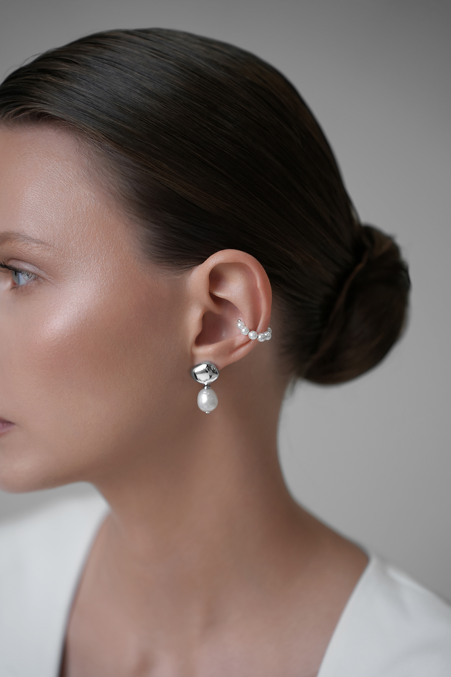 Серьги: Серьги-зернышки с натуральным жемчугом можно купить в ювелирном гардеробе MOMNT (Momentsilver), интернет-магазине украшений из серебра. Серебро 925, родий, вставки: натуральный жемчуг . Артикул 