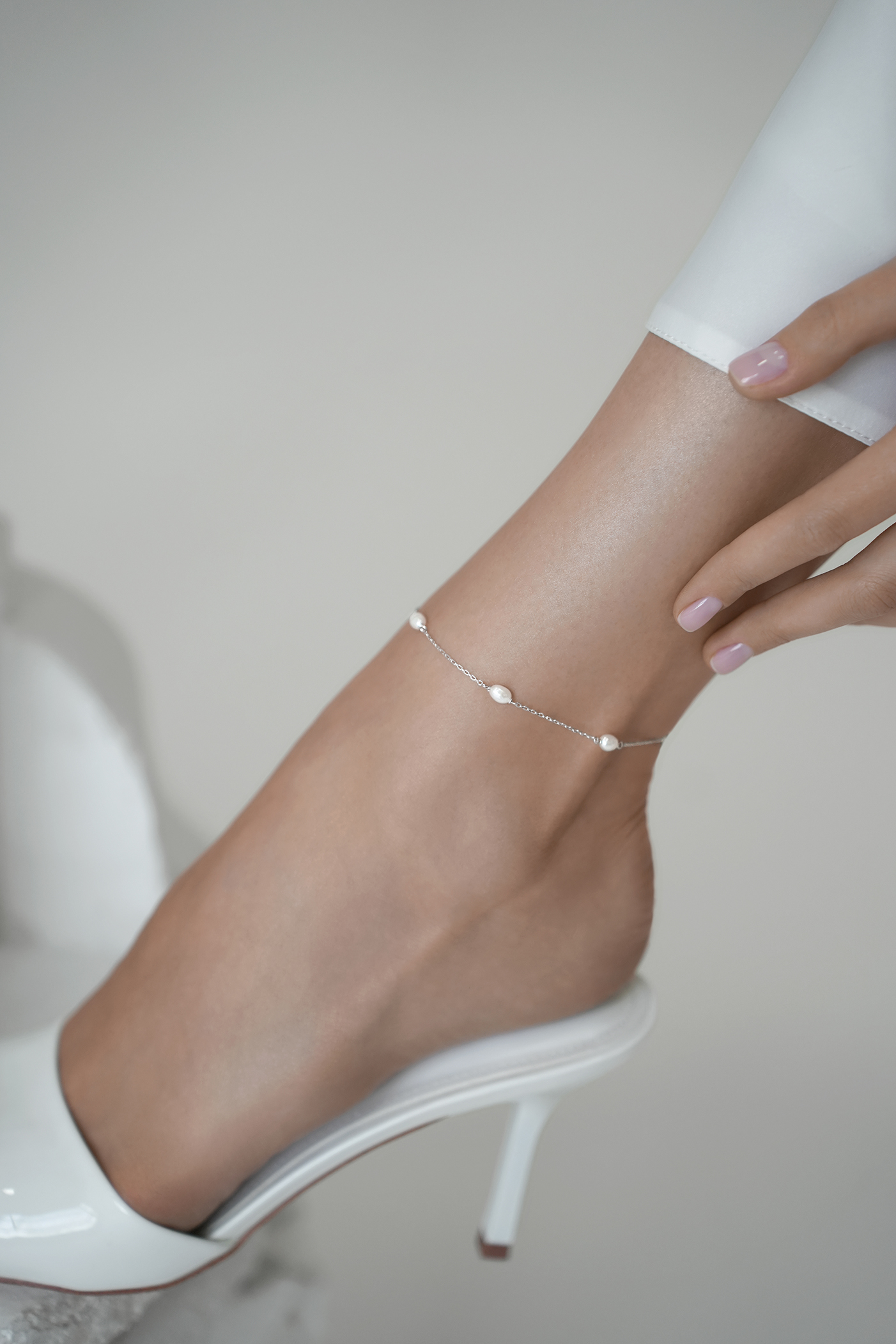 Браслеты: Браслет на ногу с овальным жемчугом Зернышко можно купить в ювелирном гардеробе MOMNT (Momentsilver), интернет-магазине украшений из серебра. Серебро 925, родий, натуральный жемчуг. Артикул 