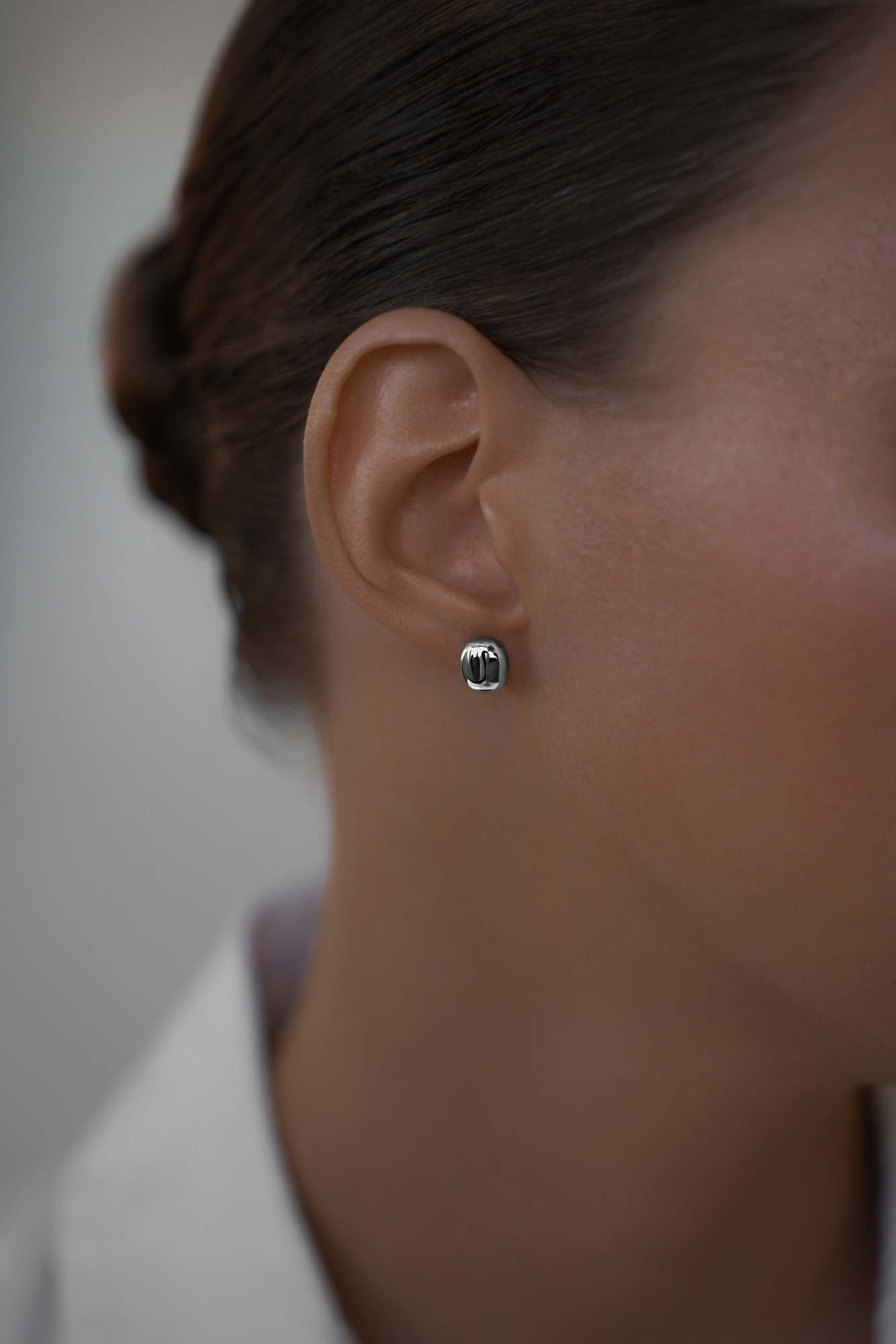 Серьги: Серьги-гвоздики Зернышки можно купить в ювелирном гардеробе MOMNT (Momentsilver), интернет-магазине украшений из серебра. Серебро 925, родий. Артикул 