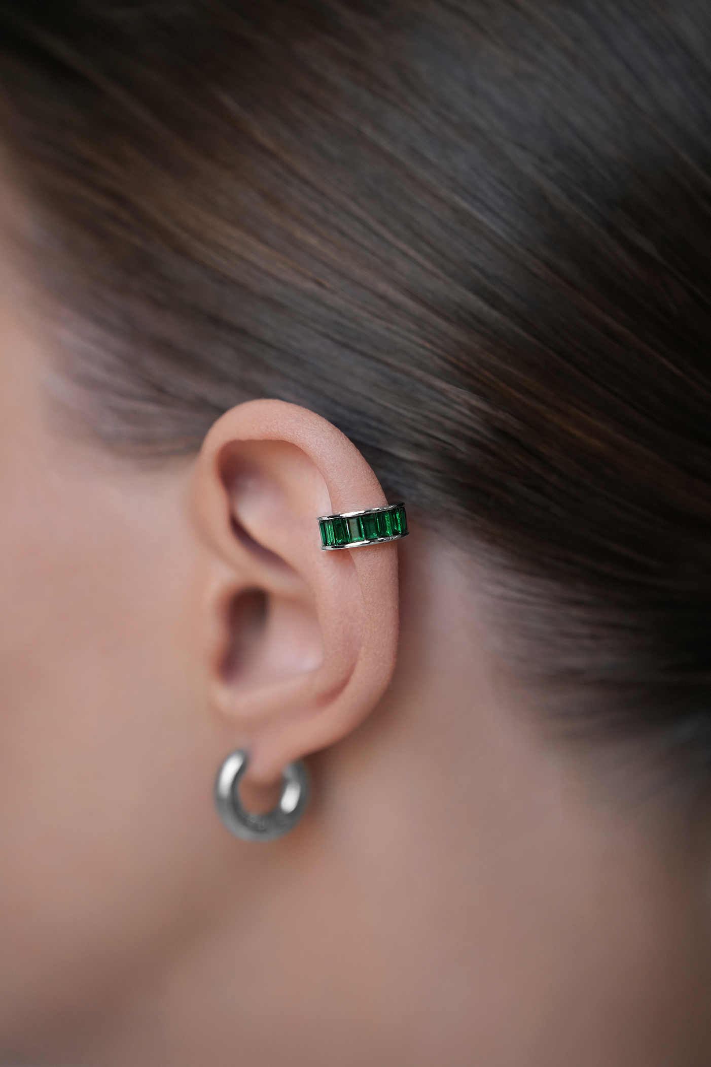 Каффы: Кафф с изумрудными багетами можно купить в ювелирном гардеробе MOMNT (Momentsilver), интернет-магазине украшений из серебра. Серебро 925, родий, вставки: куб. цирконий . Артикул 