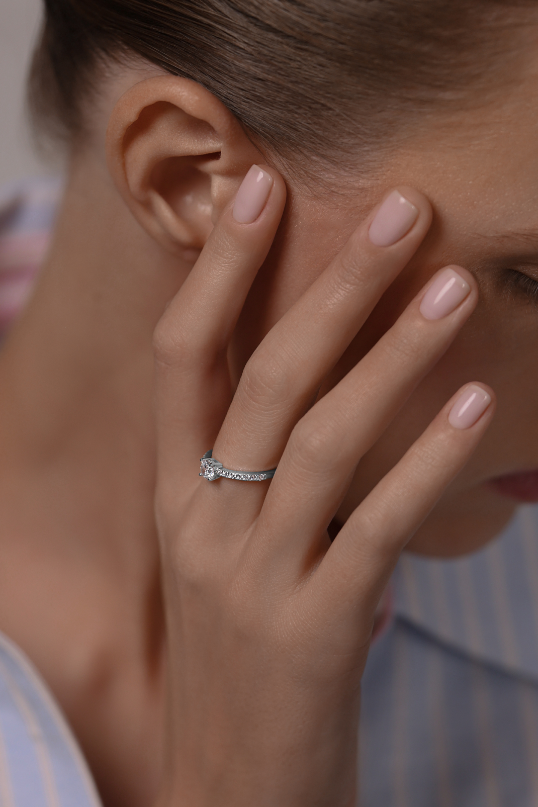 Кольца: Кольцо-дорожка с одним камнем lite можно купить в ювелирном гардеробе MOMNT (Momentsilver), интернет-магазине украшений из серебра. Серебро 925,родий. Вставки: куб.цирконий. Артикул 