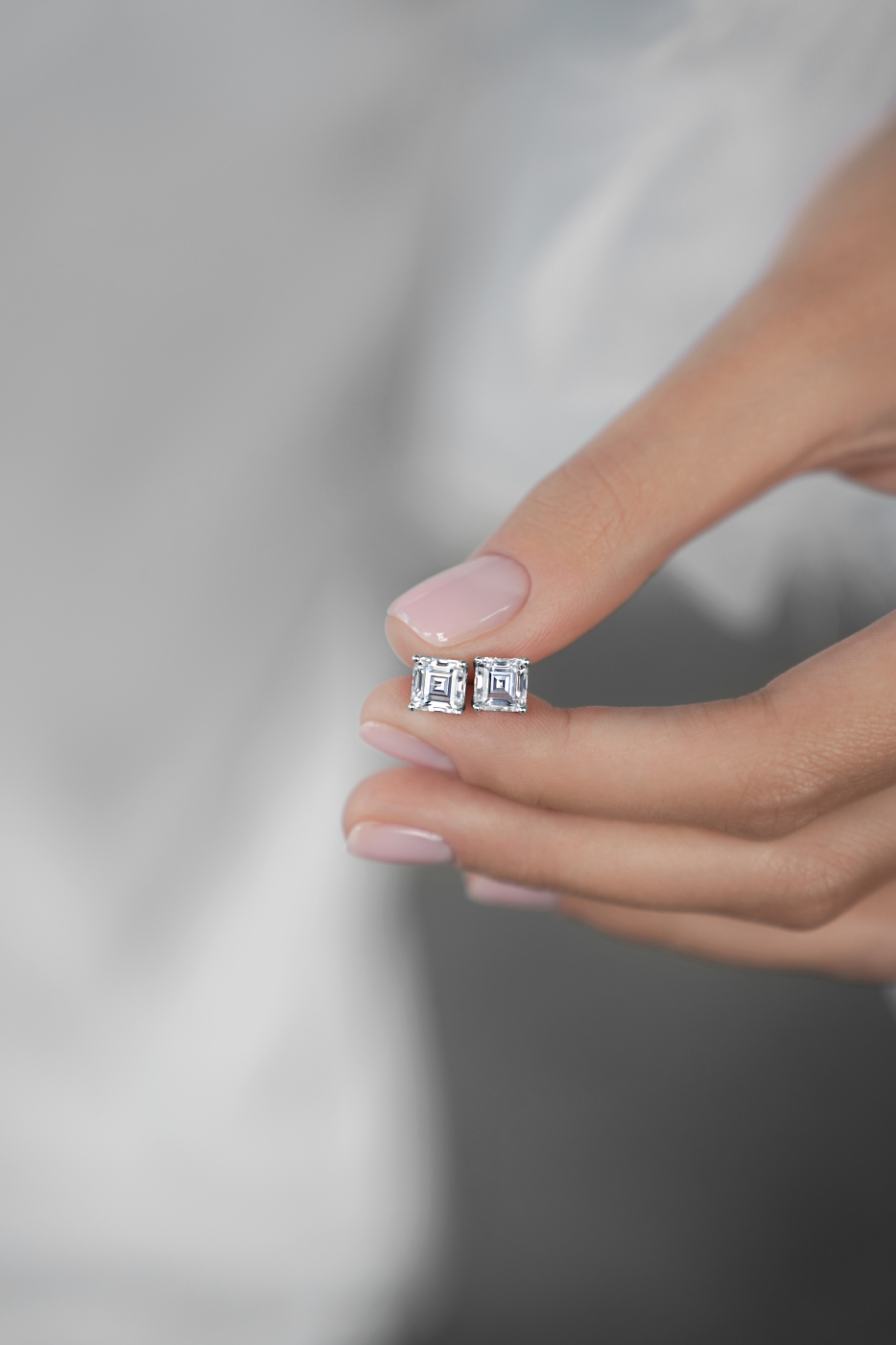 Серьги: Серьги-гвоздики в огранке "Принцесса" можно купить в ювелирном гардеробе MOMNT (Momentsilver), интернет-магазине украшений из серебра. Серебро 925, родий, фианиты . Артикул 