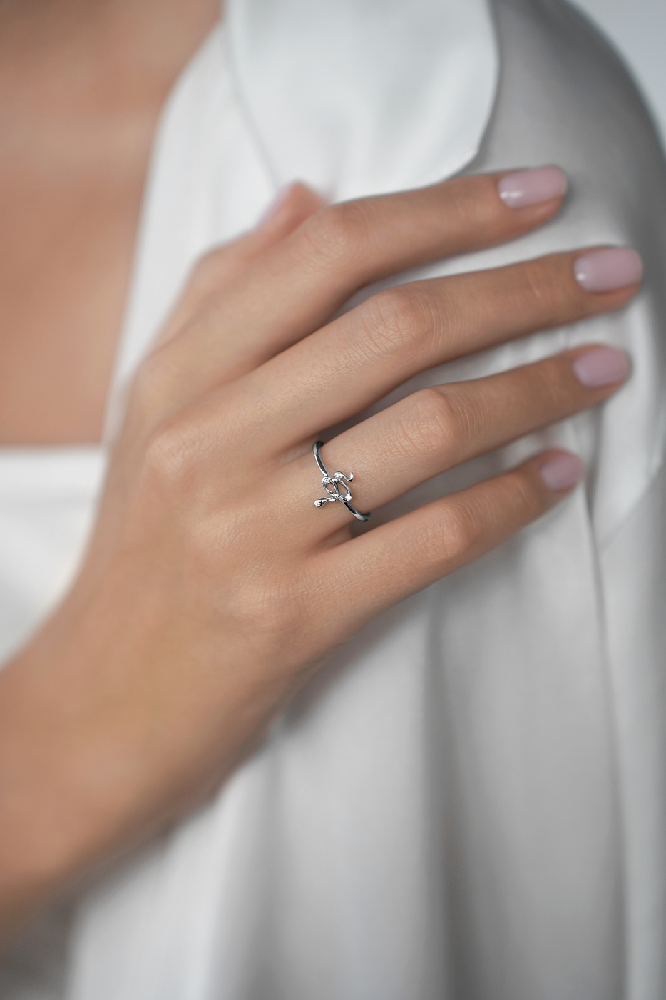 Кольца: Кольцо змейка можно купить в ювелирном гардеробе MOMNT (Momentsilver), интернет-магазине украшений из серебра. Серебро 925, родий. Артикул 