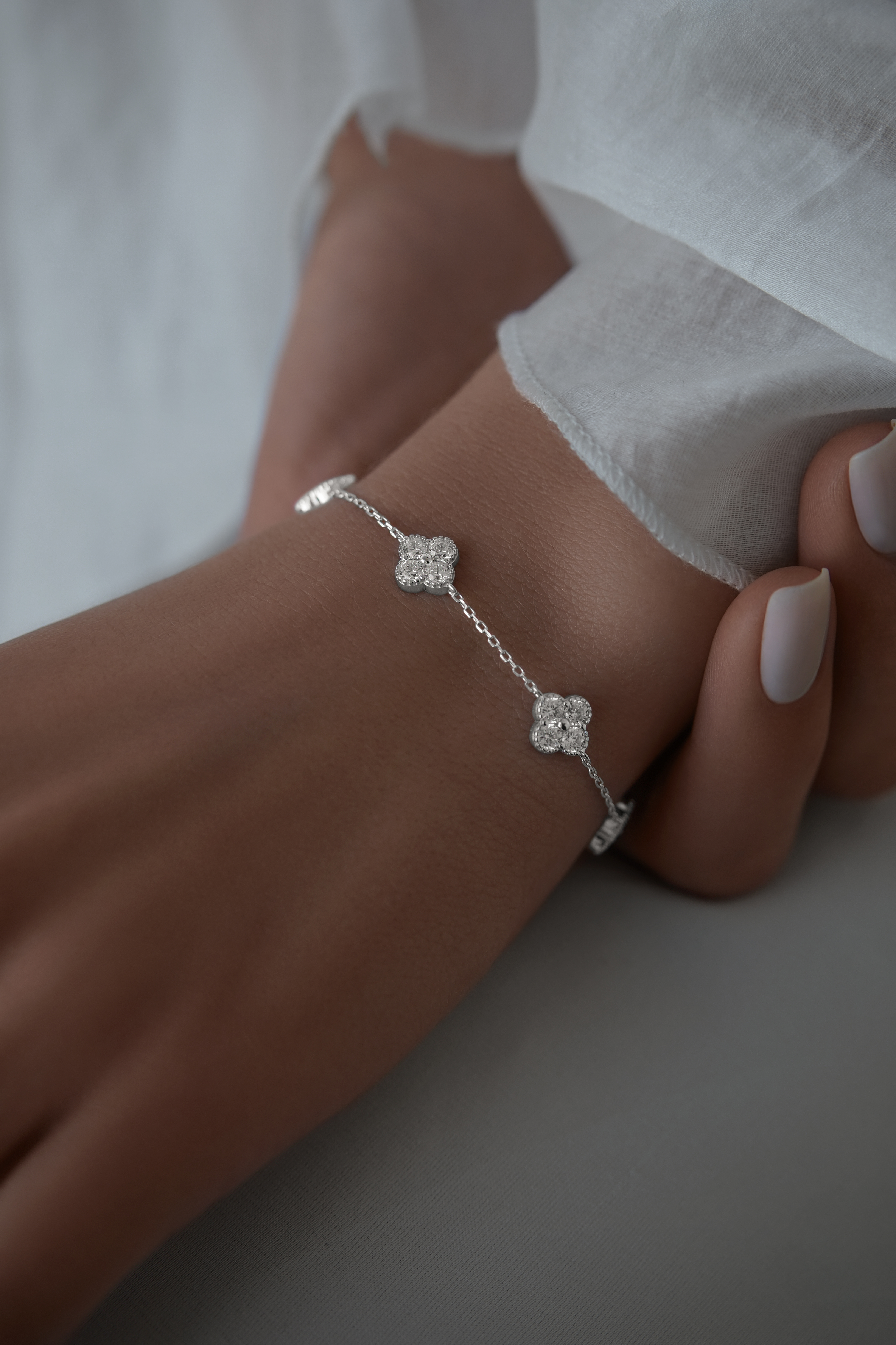 Браслеты: Браслет Клевер с камнями по всей цепи  можно купить в ювелирном гардеробе MOMNT (Momentsilver), интернет-магазине украшений из серебра. Серебро 925, родий. Вставки: куб.цирконий. Артикул 