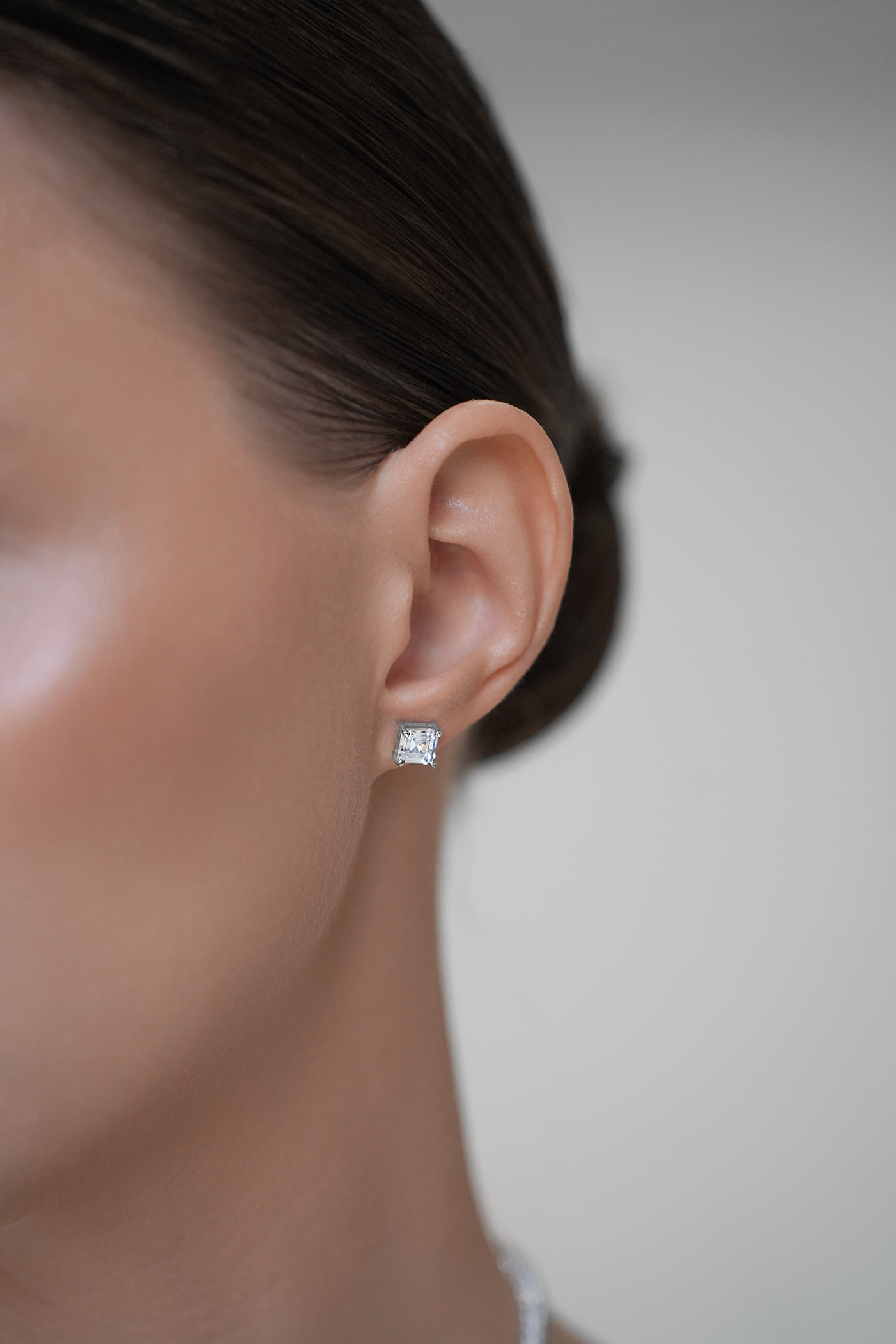 Серьги: Cерьги-гвоздики в огранке "Ашер" в открытой оправе можно купить в ювелирном гардеробе MOMNT (Momentsilver), интернет-магазине украшений из серебра. Серебро 925, родий, вставки:куб.цирконий. Артикул 