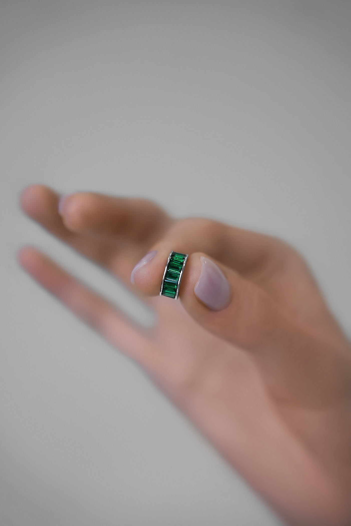 Каффы: Кафф с изумрудными багетами можно купить в ювелирном гардеробе MOMNT (Momentsilver), интернет-магазине украшений из серебра. Серебро 925, родий, вставки: куб. цирконий . Артикул 