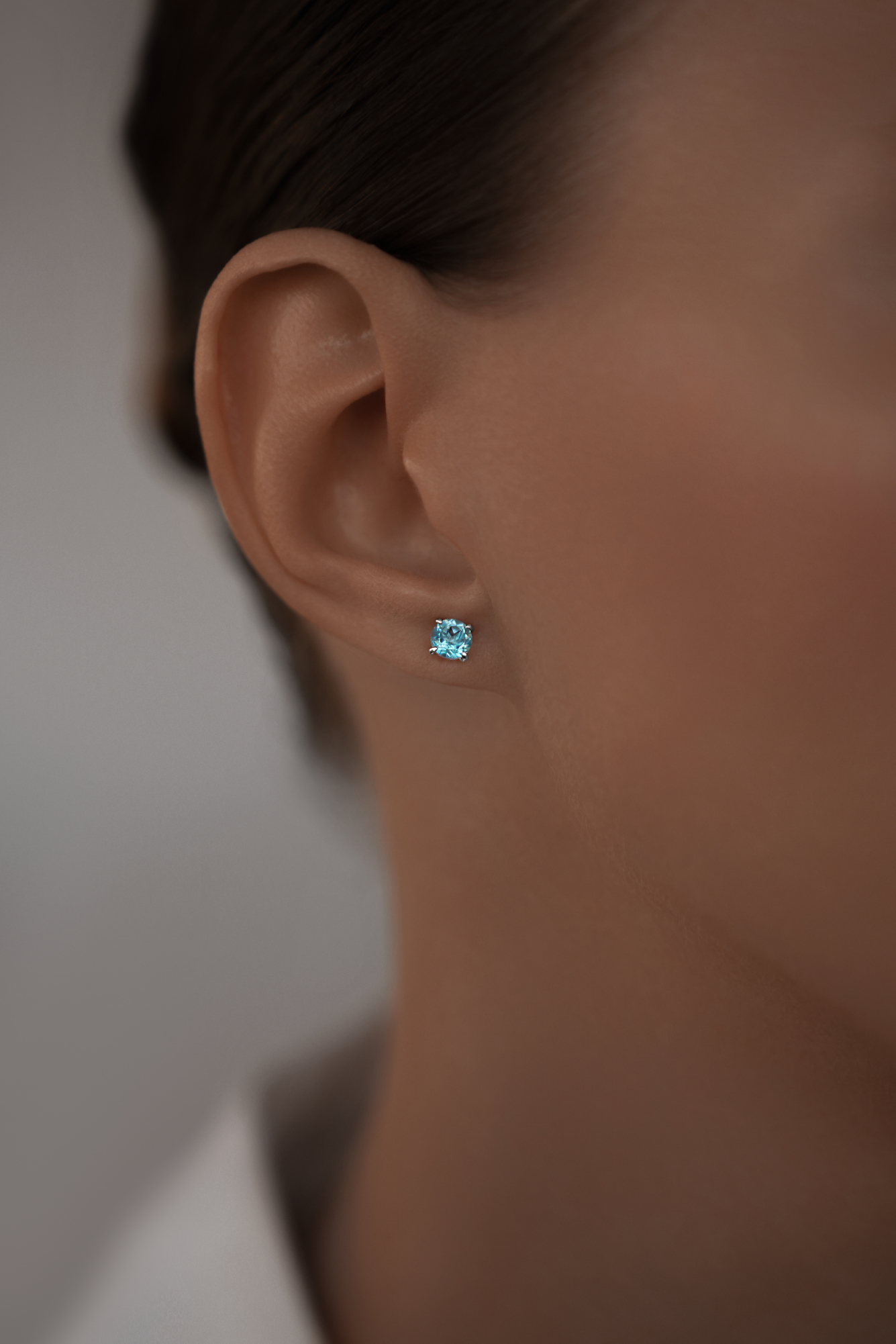 Серьги: Серьги-гвоздики с натуральным топазом 5 мм можно купить в ювелирном гардеробе MOMNT (Momentsilver), интернет-магазине украшений из серебра. Серебро 925, родий. Артикул 