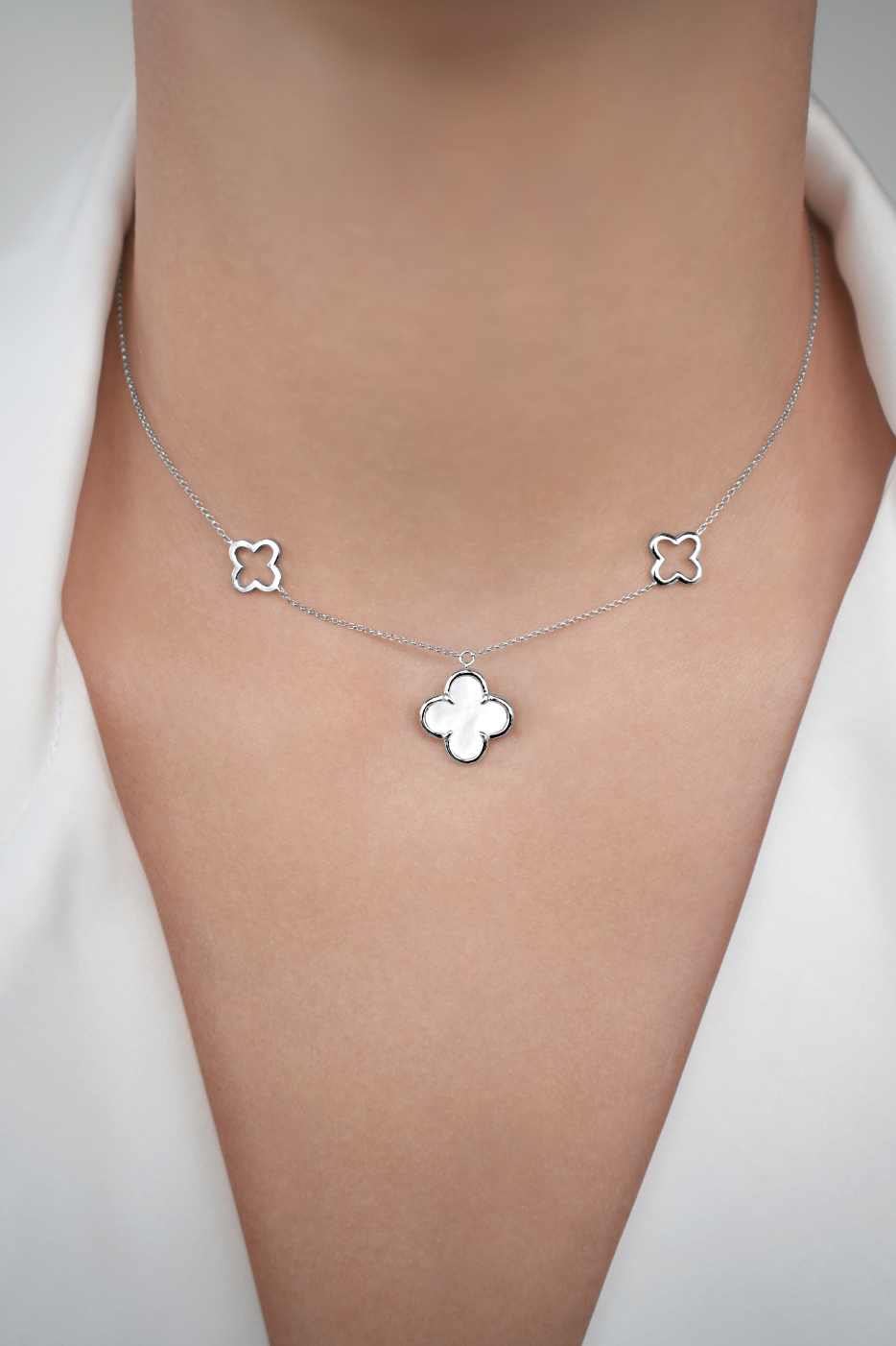 Колье: Колье Клевер с перламутром и двумя подвесками можно купить в ювелирном гардеробе MOMNT (Momentsilver), интернет-магазине украшений из серебра. Серебро 925, родий, перламутр. Артикул 