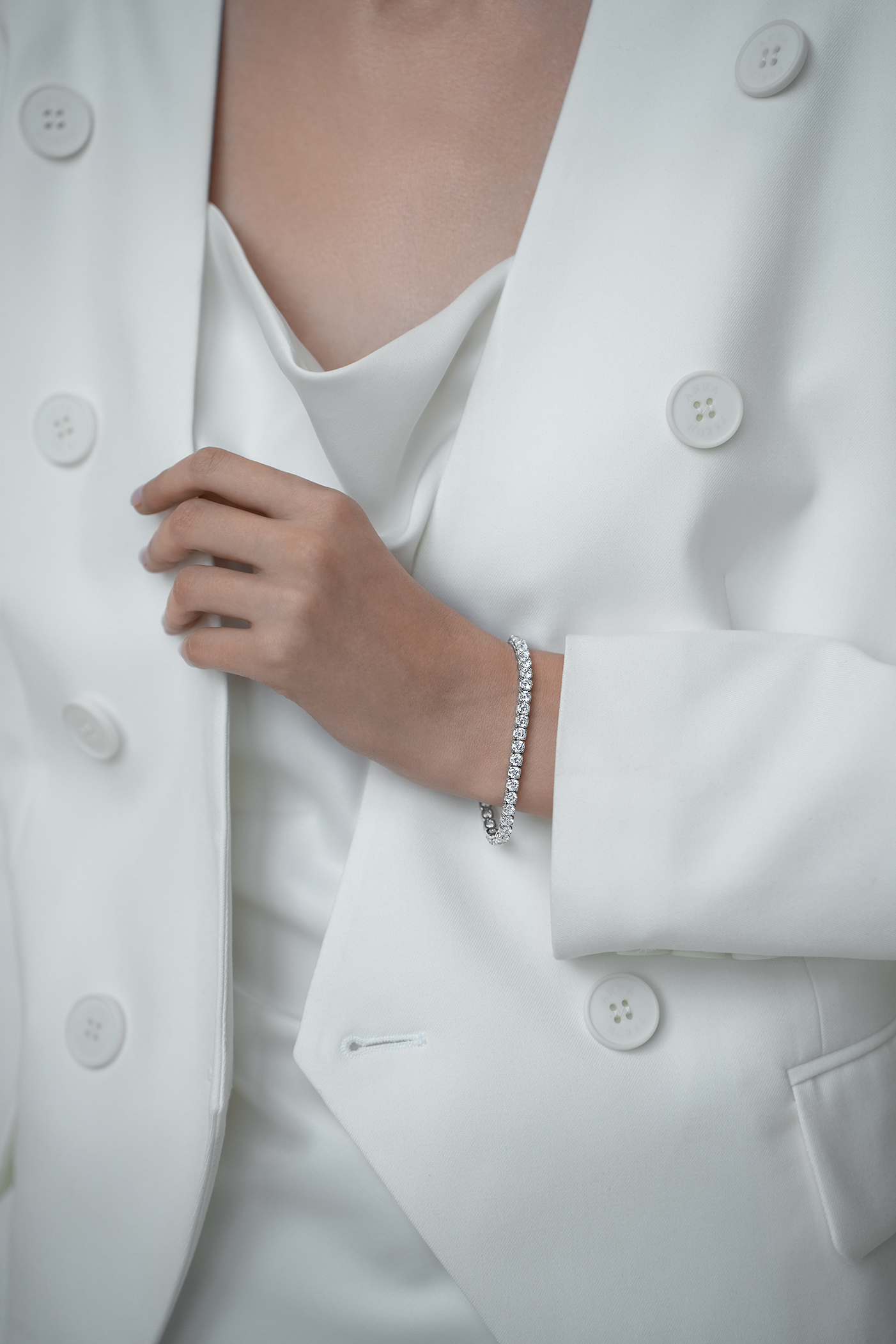 Браслеты: Теннисный браслет с камнями 4 мм можно купить в ювелирном гардеробе MOMNT (Momentsilver), интернет-магазине украшений из серебра. Серебро 925, родий, вставки:куб.цирконий. Артикул 