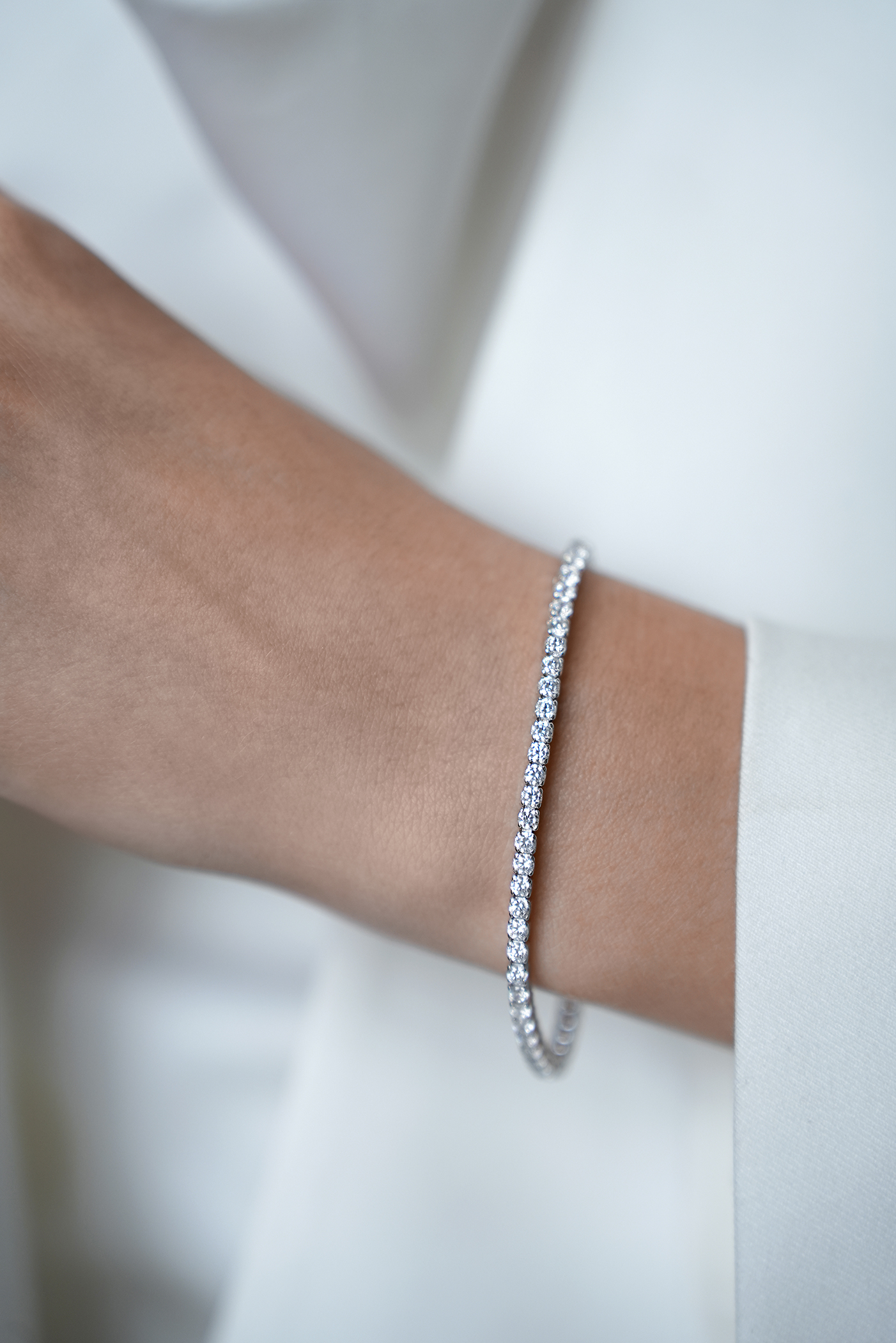 Браслеты: Теннисный браслет с камнями 2.5 мм можно купить в ювелирном гардеробе MOMNT (Momentsilver), интернет-магазине украшений из серебра. Серебро 925, родий, вставки:куб.цирконий. Артикул 