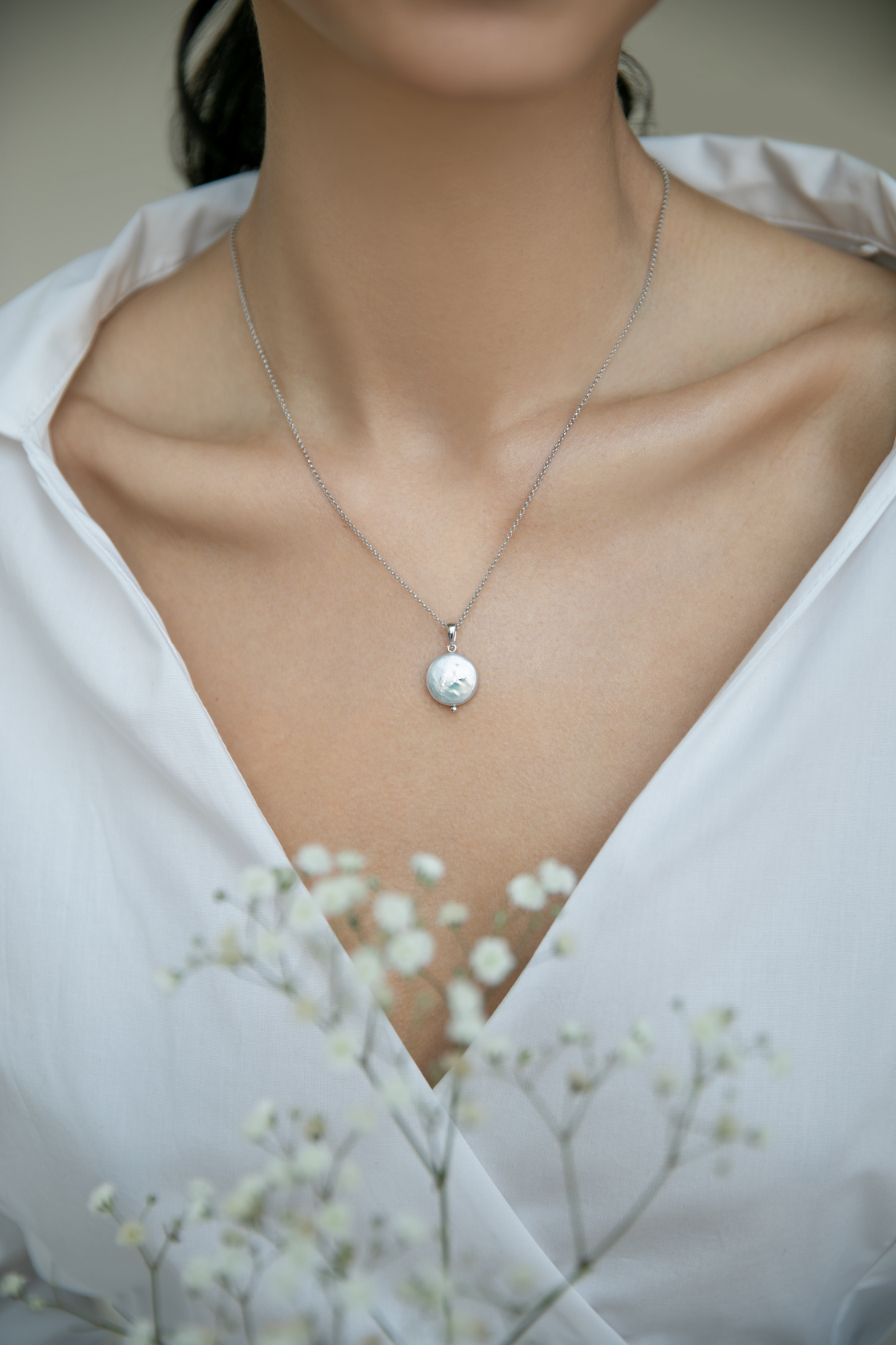 Колье: Колье с жемчужным медальоном круглой формы можно купить в ювелирном гардеробе MOMNT (Momentsilver), интернет-магазине украшений из серебра. Серебро 925, родий, вставки:реч.жемчуг. Артикул 