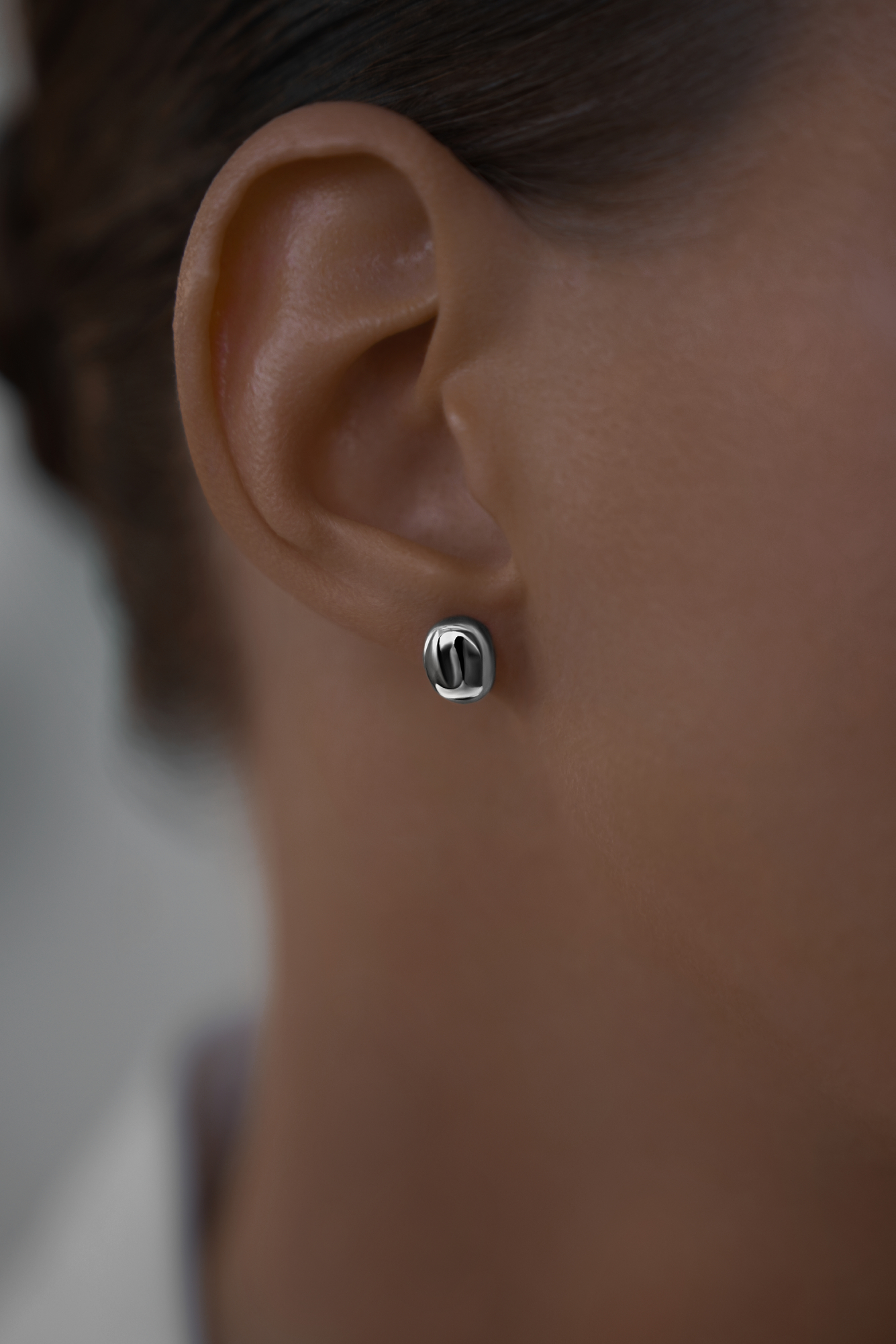 Серьги: Серьги-гвоздики Зернышки можно купить в ювелирном гардеробе MOMNT (Momentsilver), интернет-магазине украшений из серебра. Серебро 925, родий. Артикул 