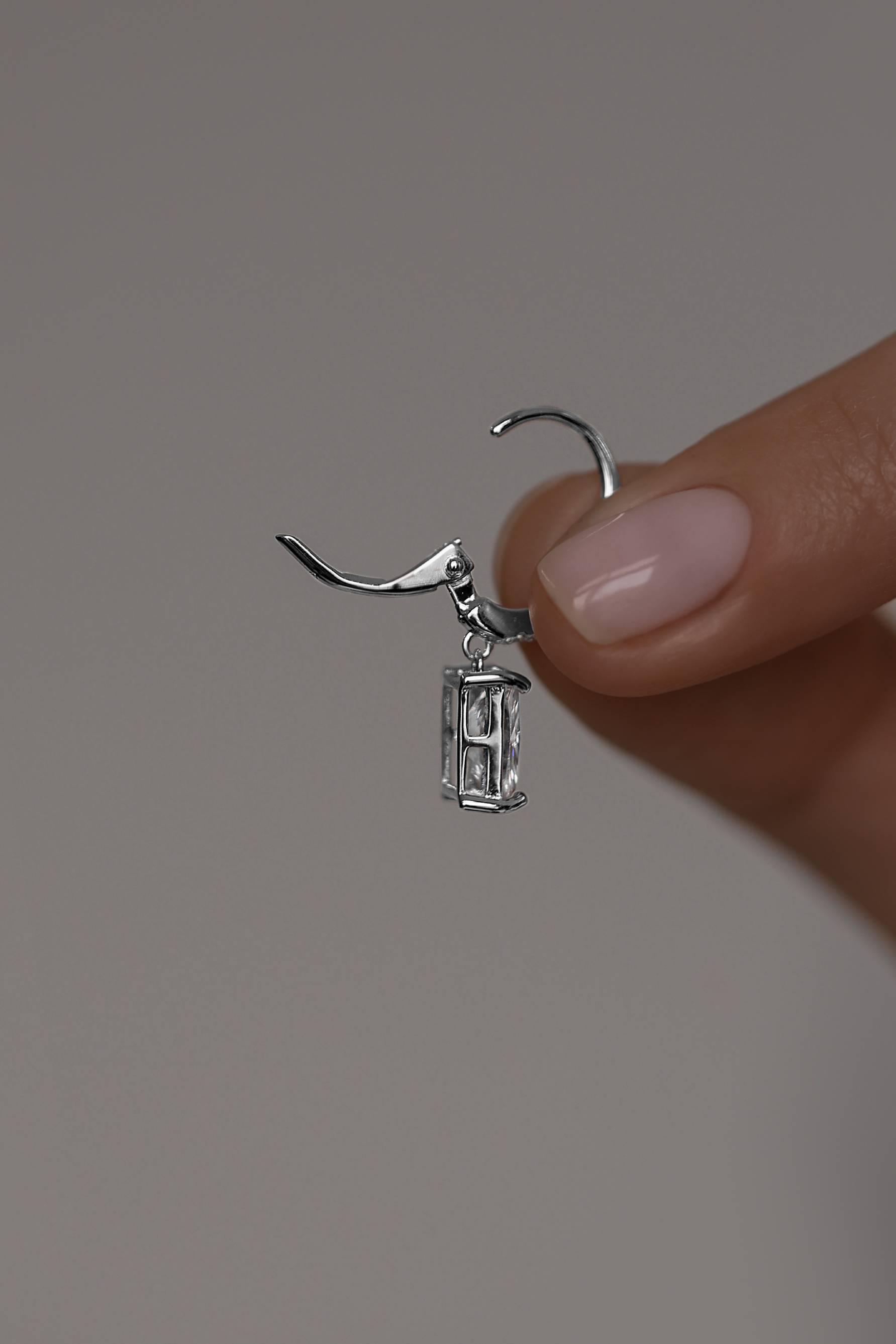 Серьги: Серьги в гранке Радиант на французском замке можно купить в ювелирном гардеробе MOMNT (Momentsilver), интернет-магазине украшений из серебра. Серебро 925, родий, вставки:куб.цирконий. Артикул 