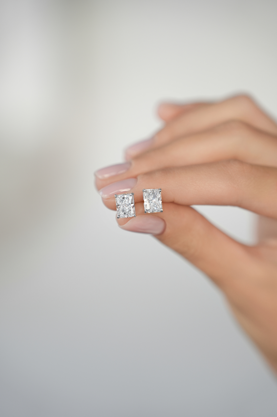 Серьги: Серьги-гвоздики в прямоугольной огранке можно купить в ювелирном гардеробе MOMNT (Momentsilver), интернет-магазине украшений из серебра. Серебро 925, родий. Артикул 